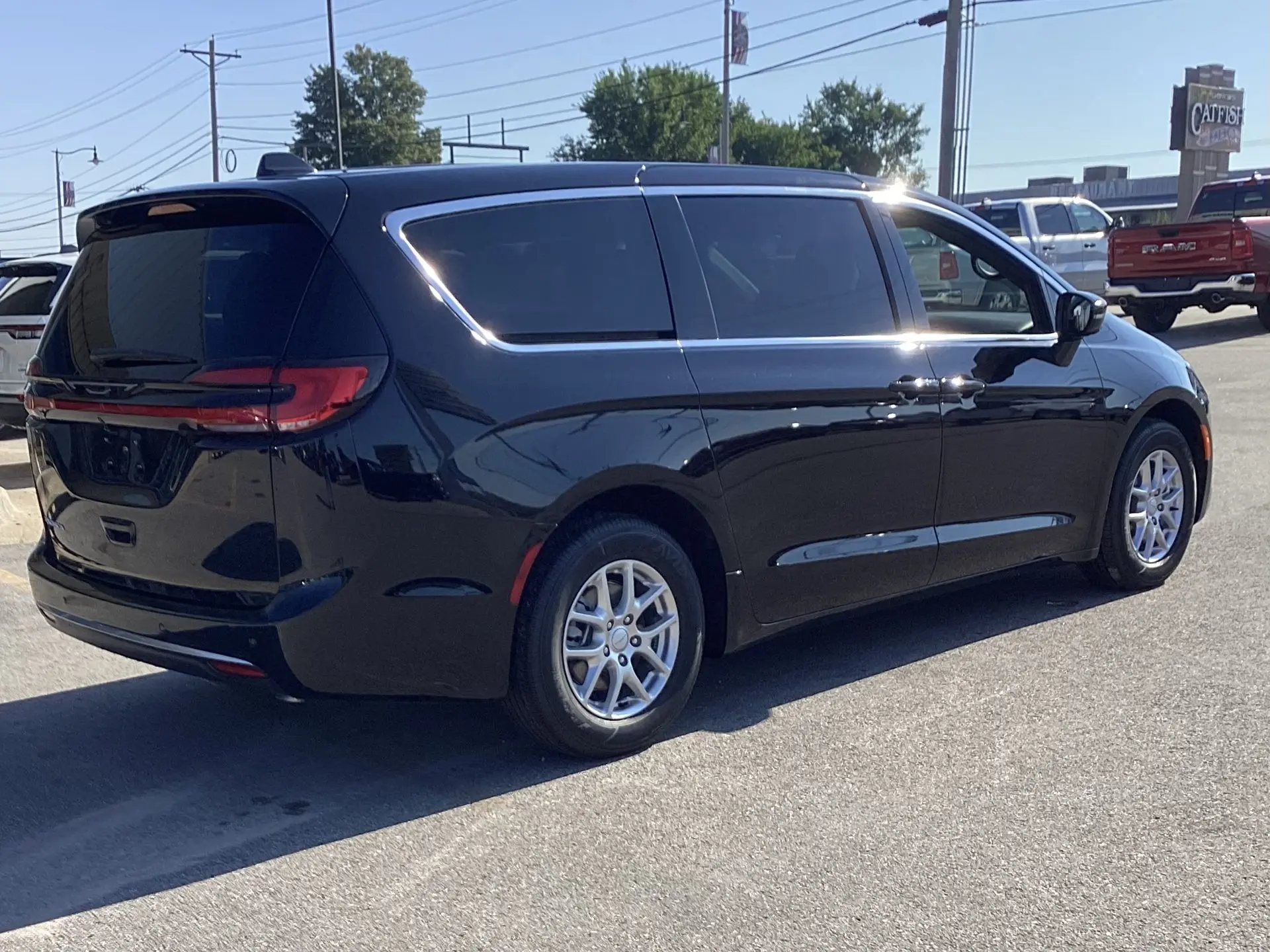 2027 Chrysler Pacifica Select photo 5