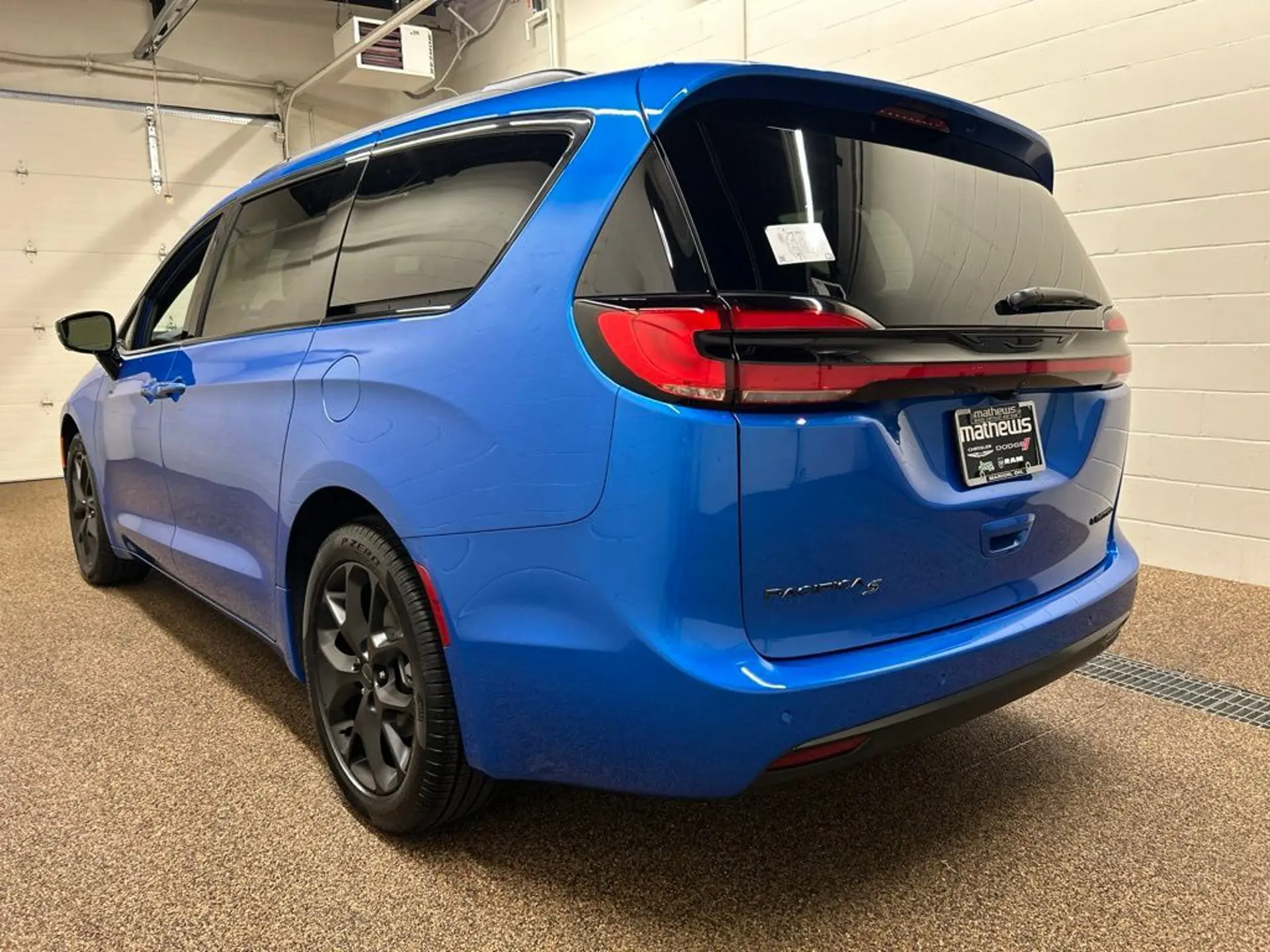 2027 Chrysler Pacifica Limited photo 4