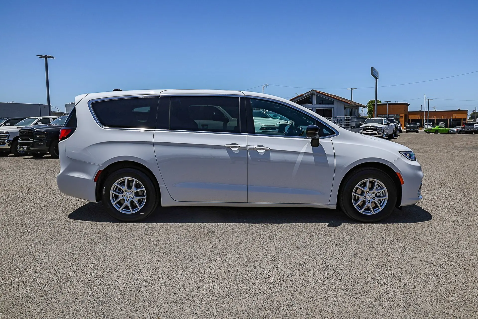 2026 Chrysler Pacifica Select photo 3