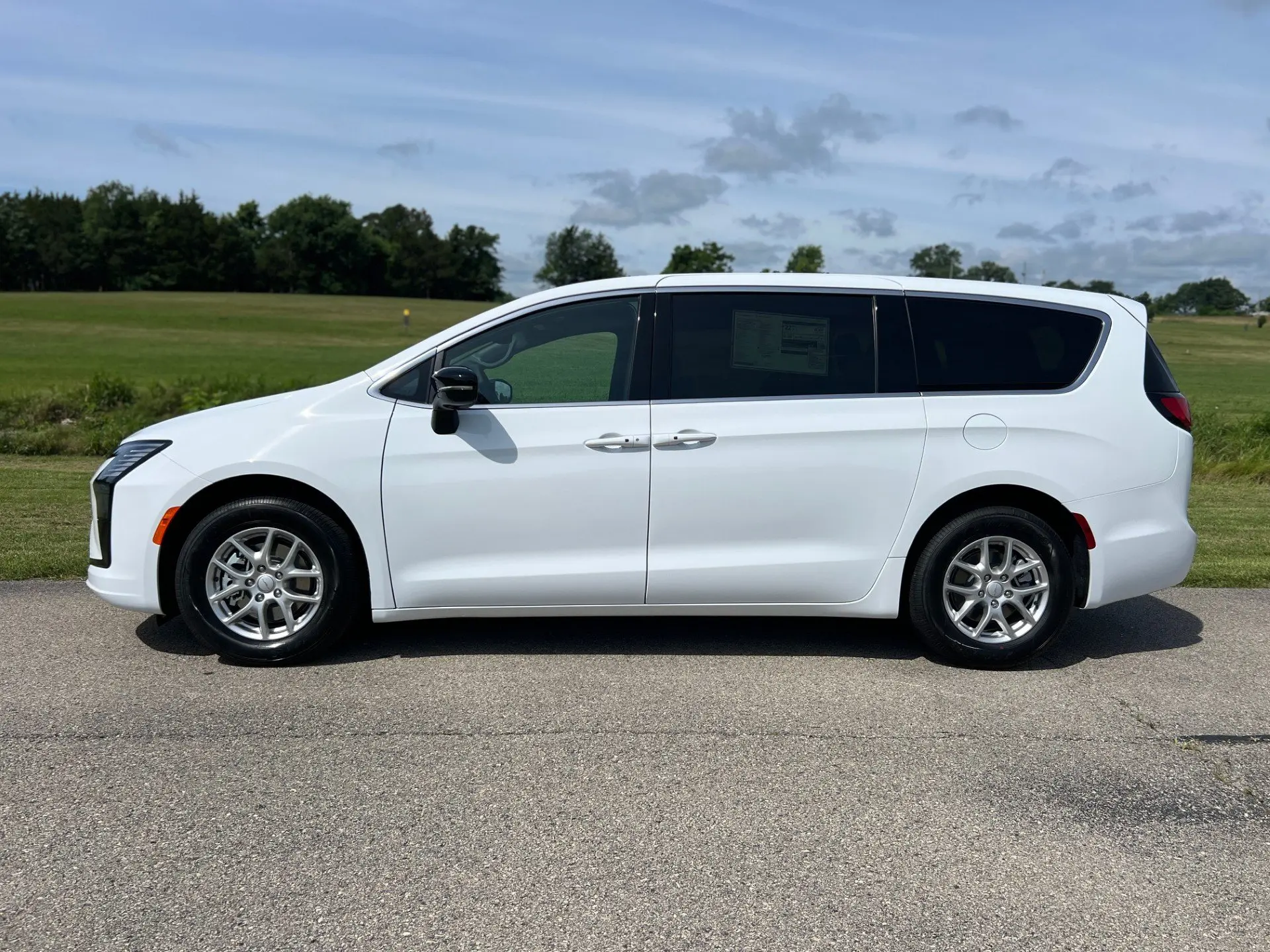 2027 Chrysler Pacifica Select photo 5
