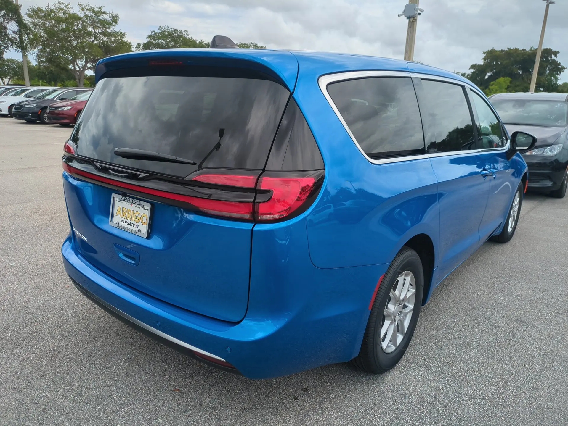 2027 Chrysler Pacifica Select photo 5