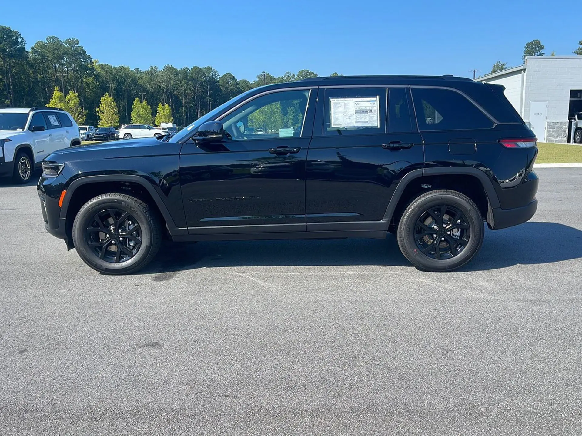 2026 Jeep Grand Cherokee Laredo Altitude photo 4