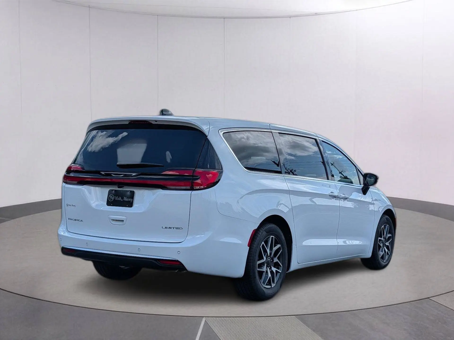 2027 Chrysler Pacifica Limited photo 5