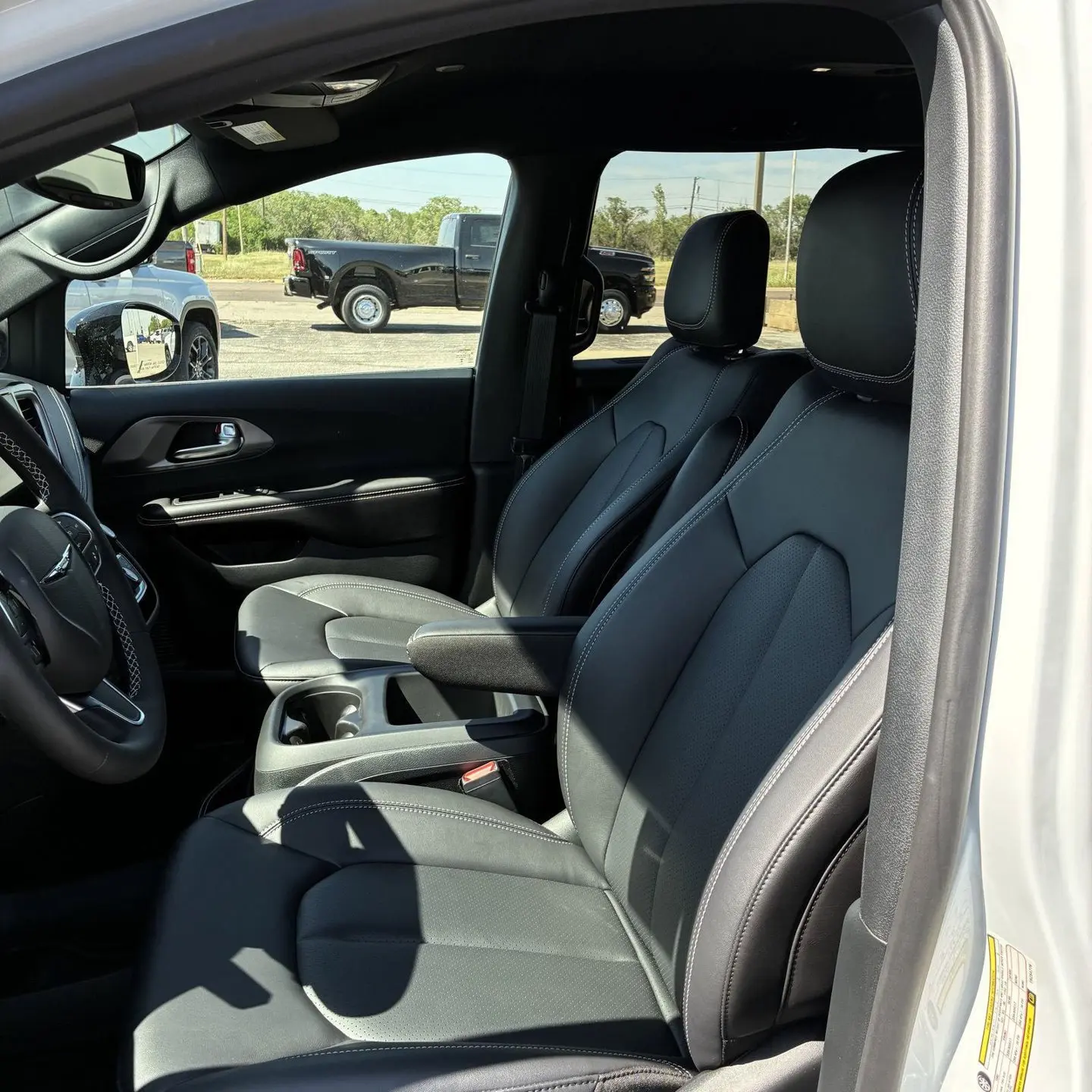 2026 Chrysler Pacifica Select photo 3