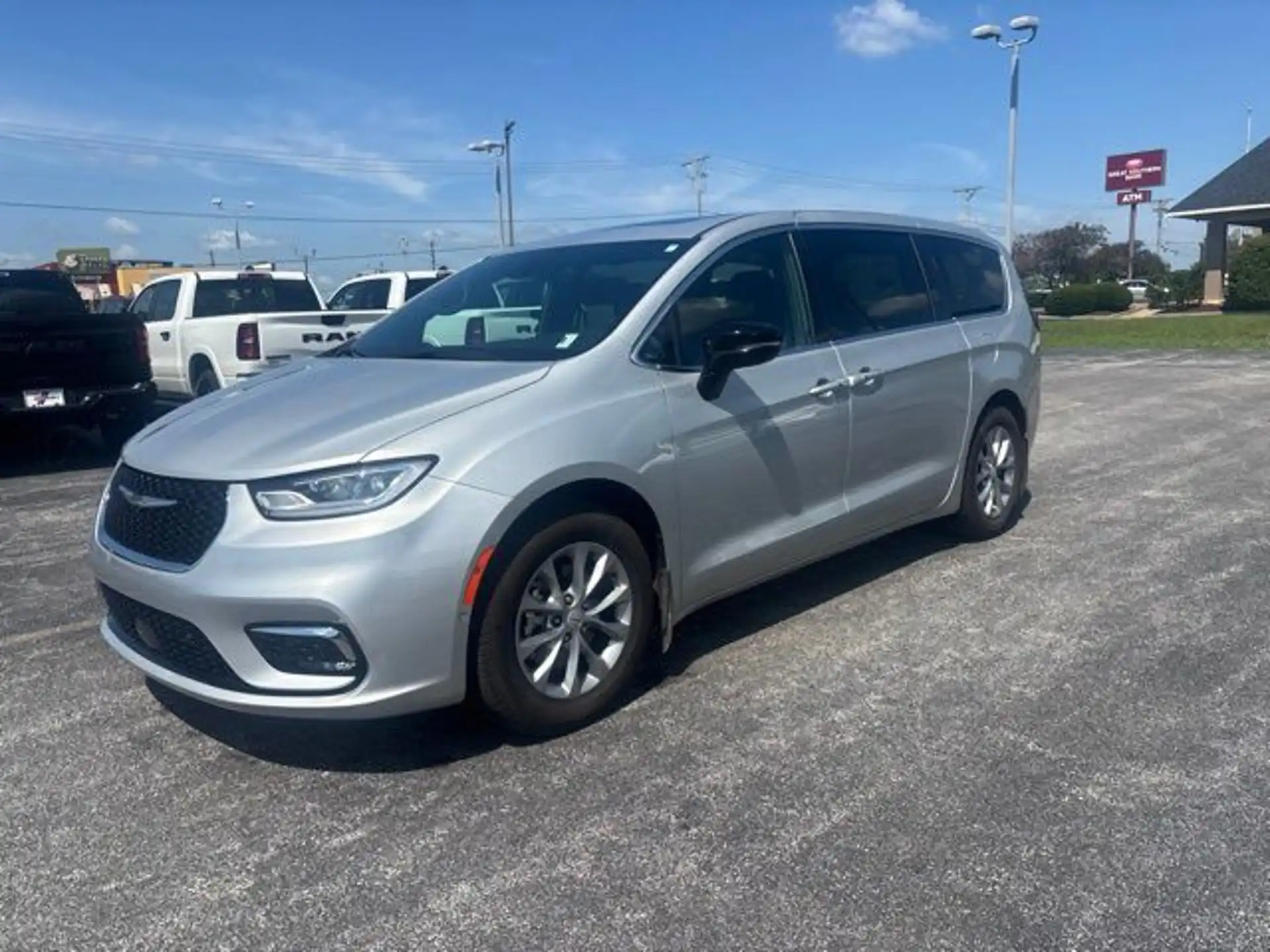 2026 Chrysler Pacifica Limited's photo