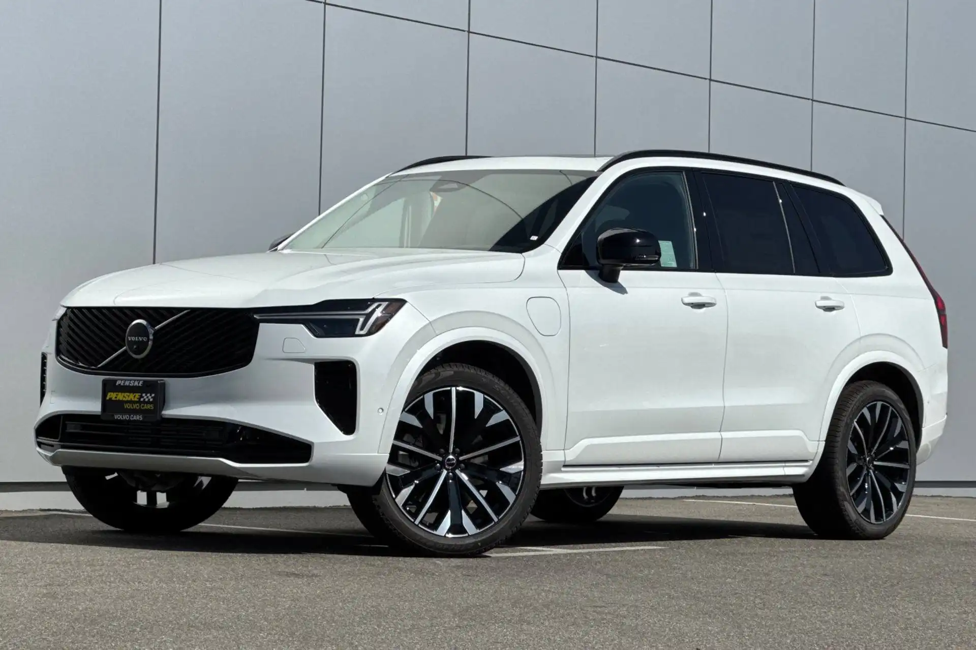 2026 Volvo XC90 T8 Recharge Ultra Dark 6-Seater 4WD's photo