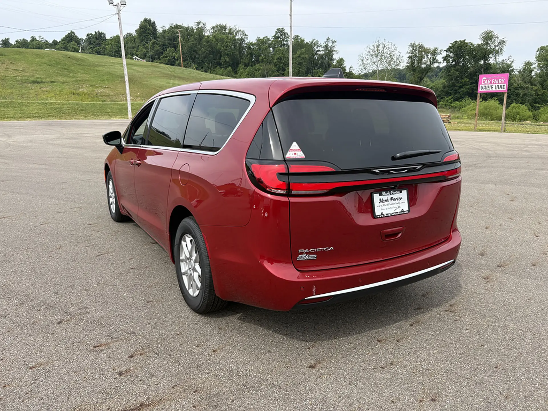 2027 Chrysler Pacifica Select photo 3