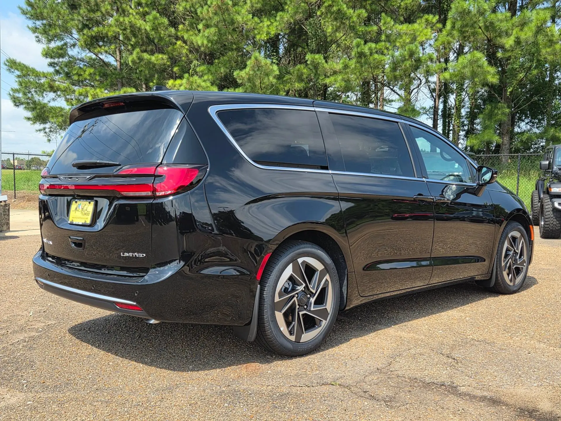 2027 Chrysler Pacifica Limited photo 3