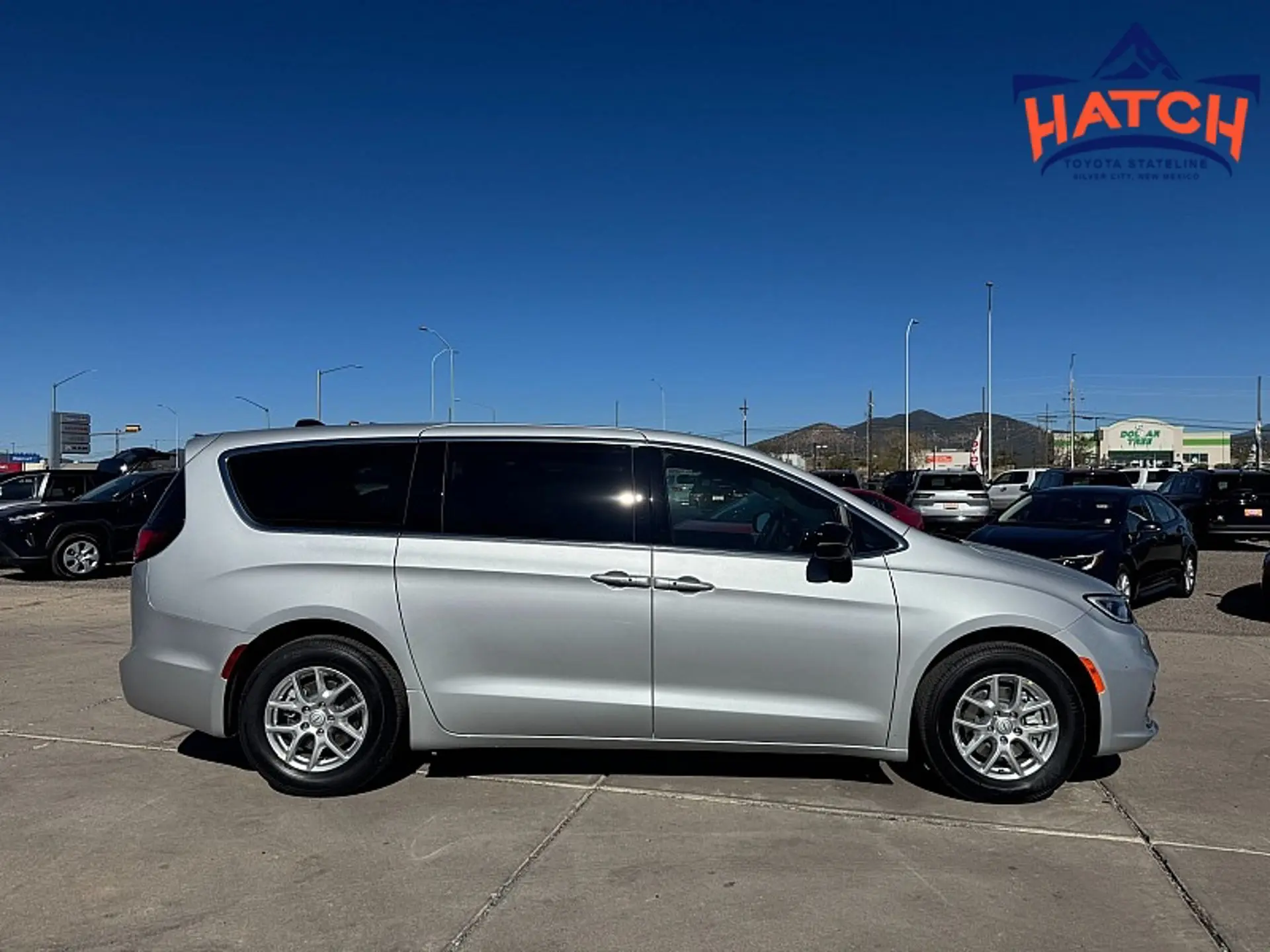 2026 Chrysler Pacifica Select photo 4