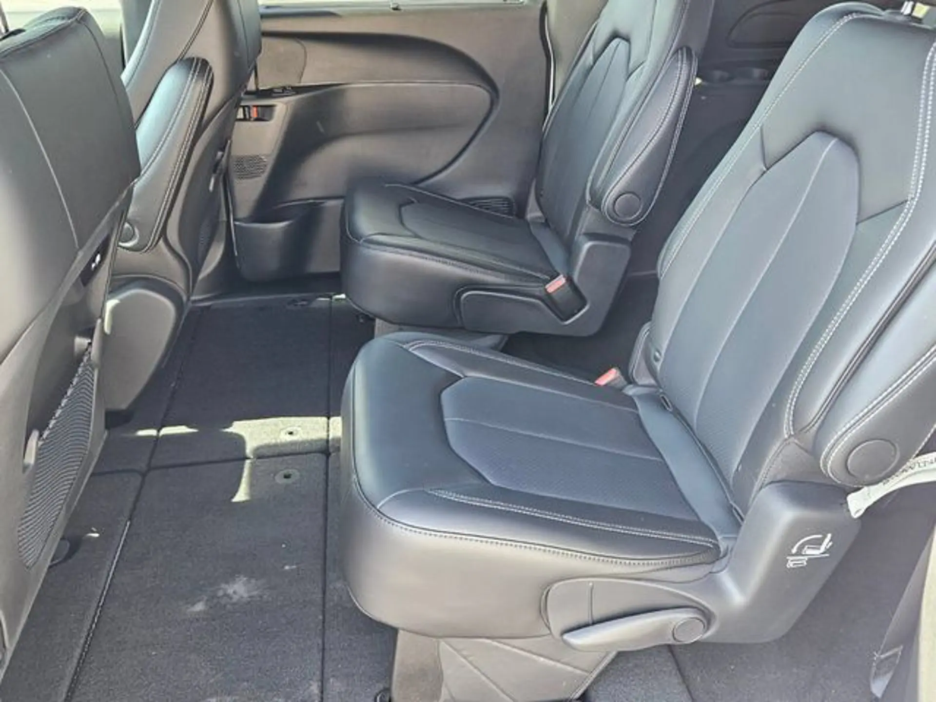 2025 Chrysler Pacifica Select photo 5
