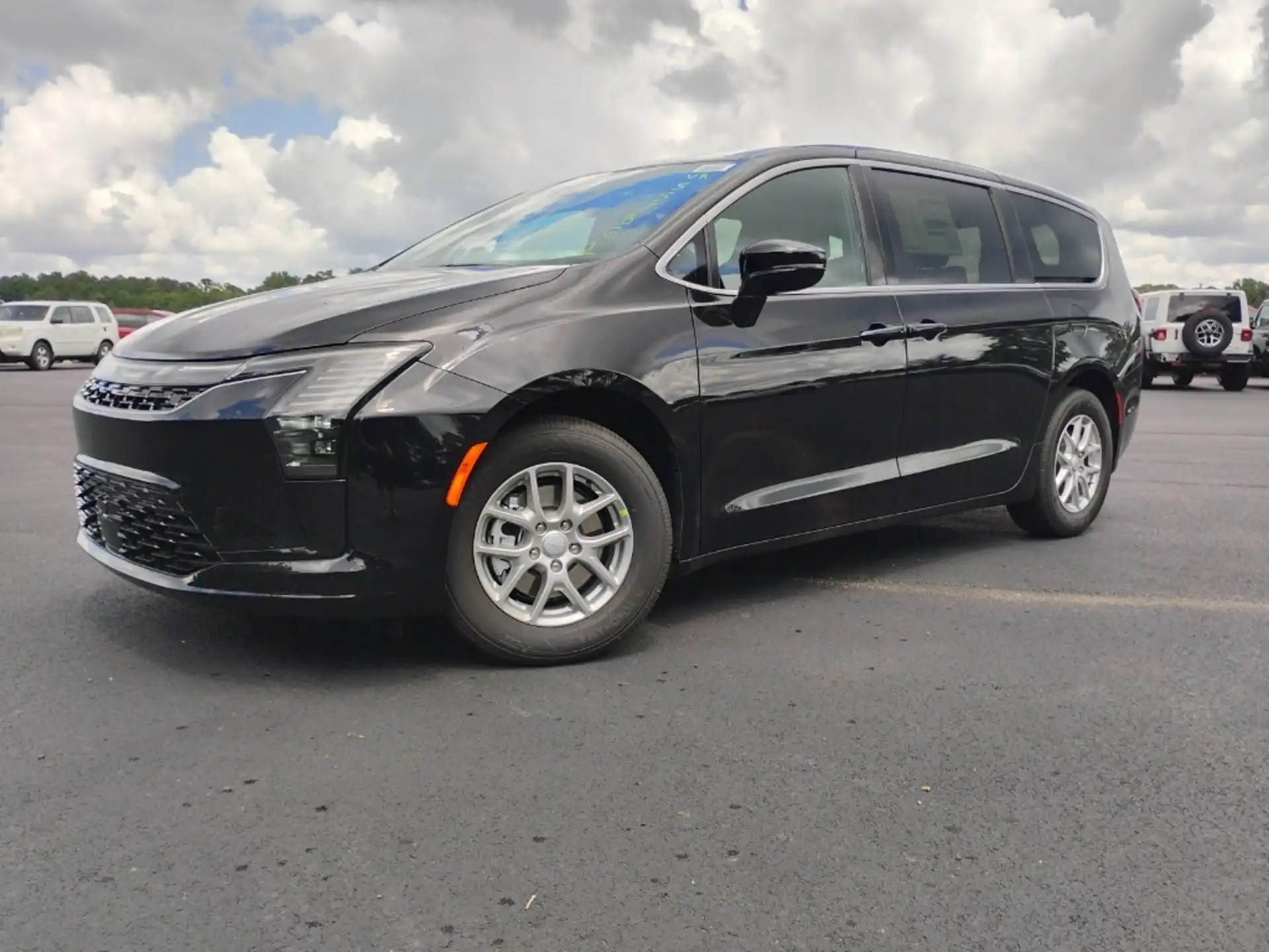 2027 Chrysler Pacifica Select's photo