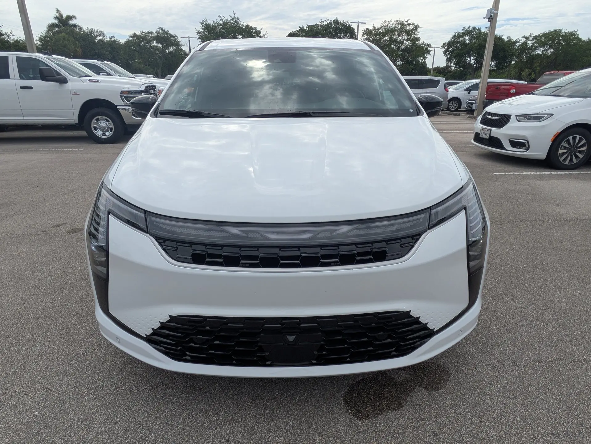 2027 Chrysler Pacifica Select photo 3