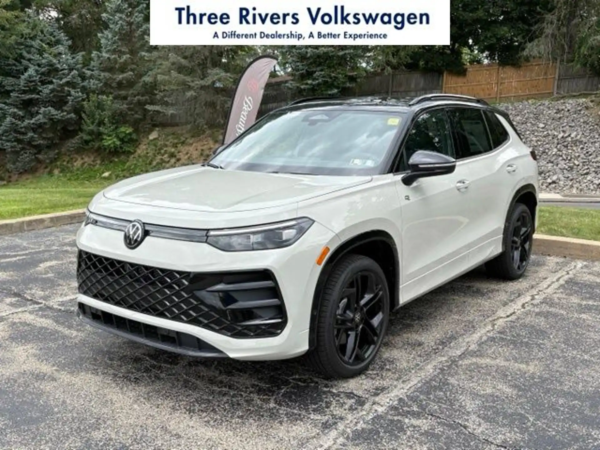 2026 Volkswagen Tiguan 2.0T SE R-Line Black 4Motion's photo