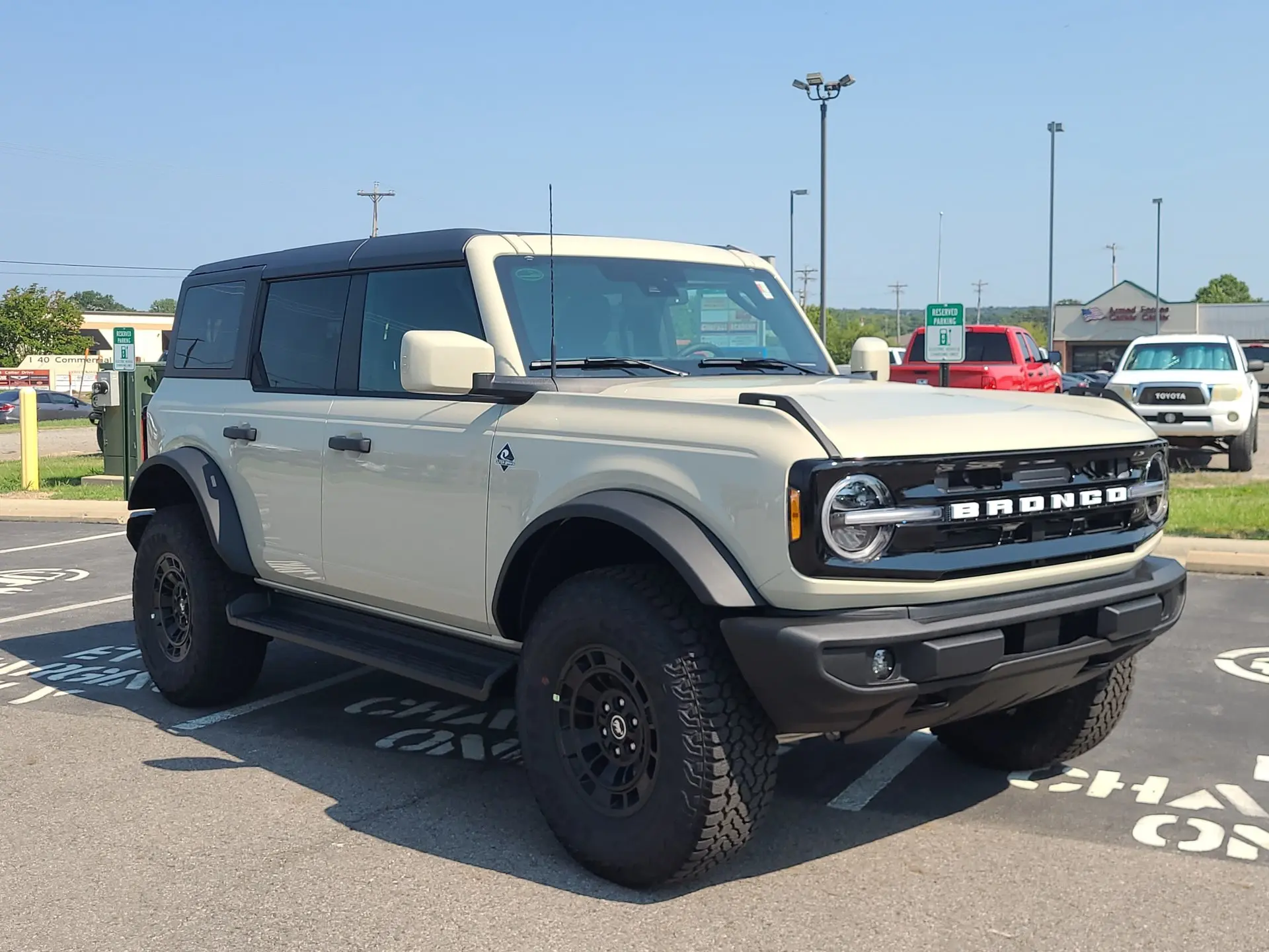 2026 Ford Bronco Outer Banks 4x4 photo 3