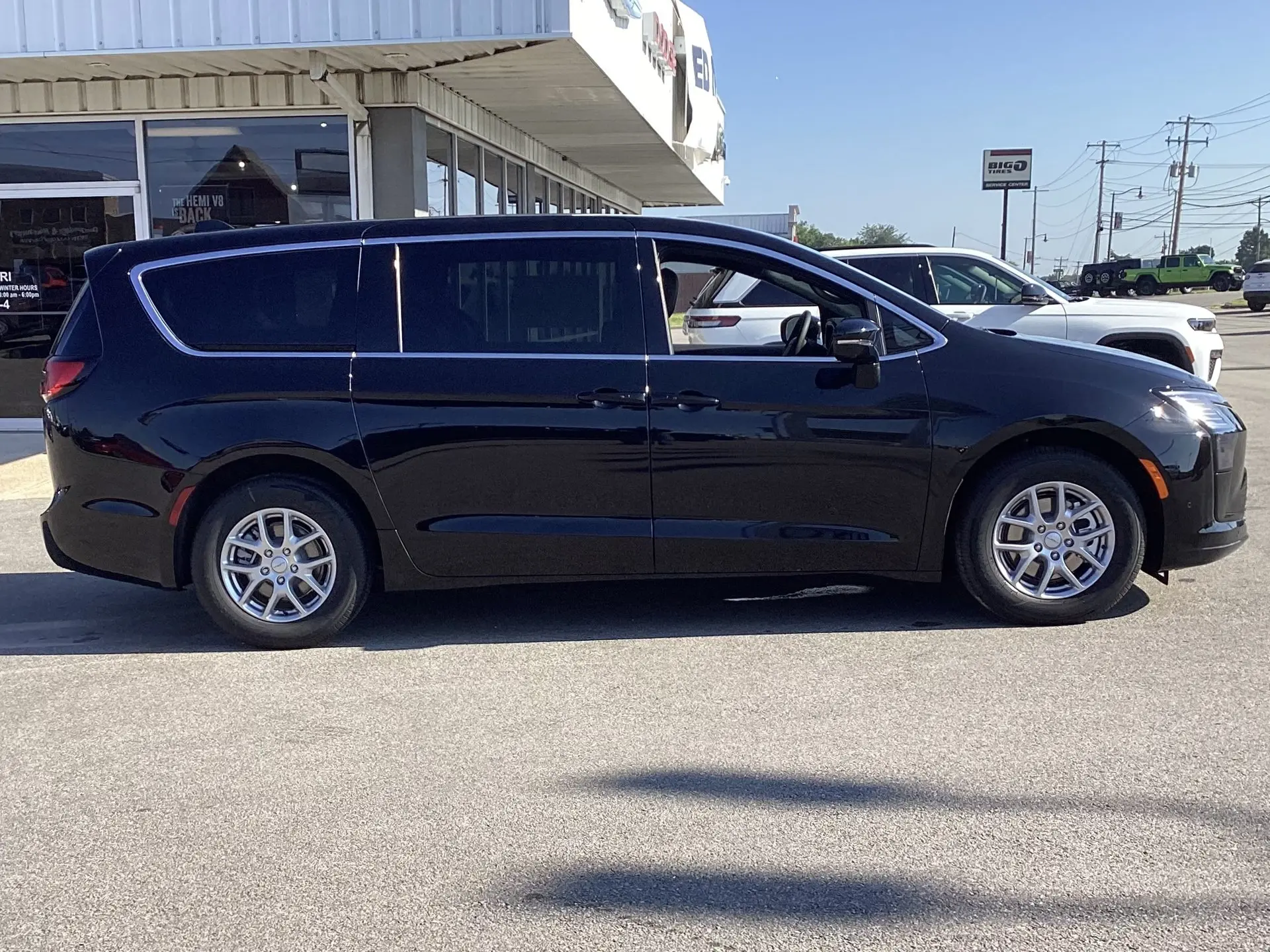 2027 Chrysler Pacifica Select photo 4