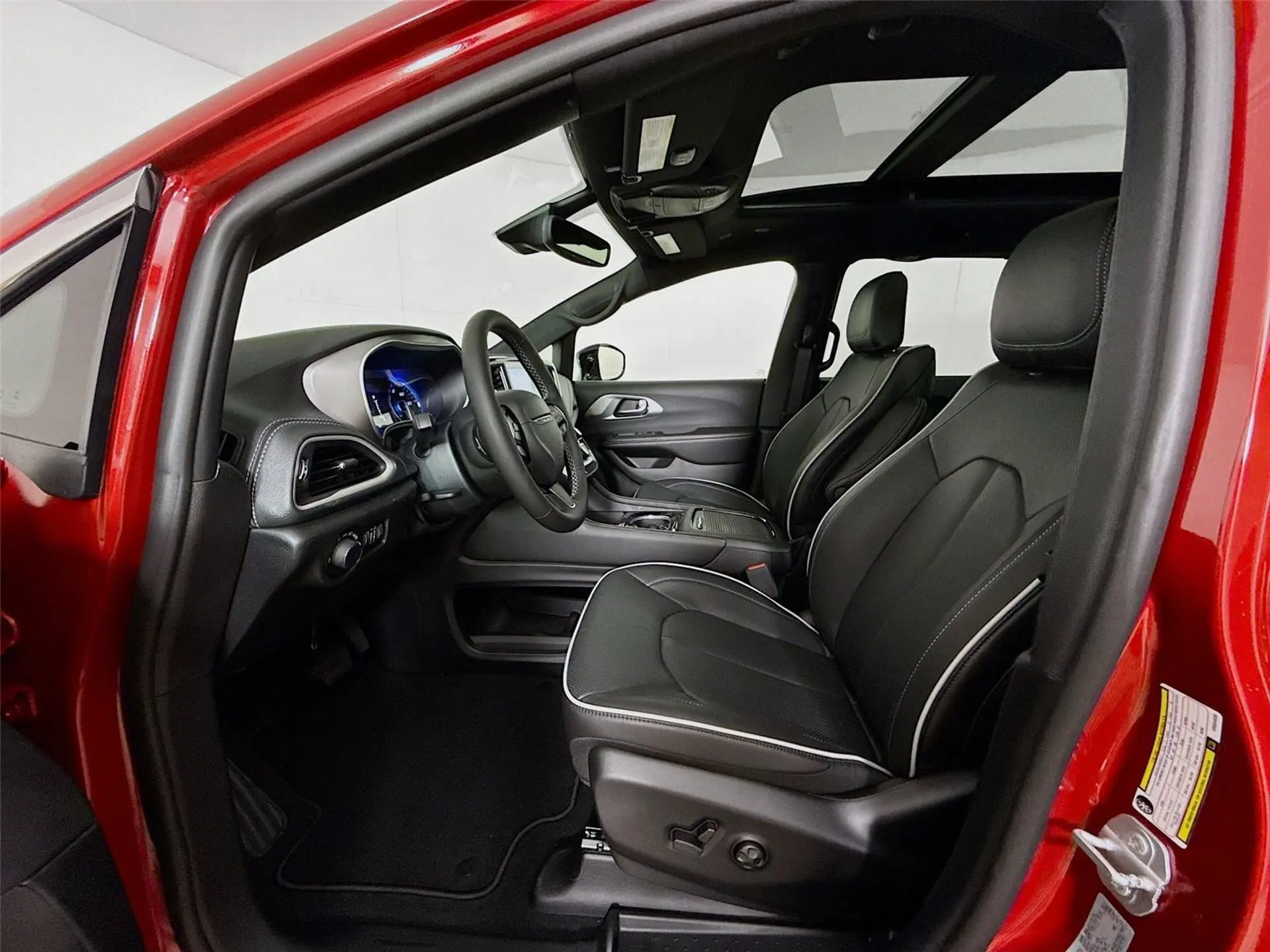 2027 Chrysler Pacifica Limited photo 5
