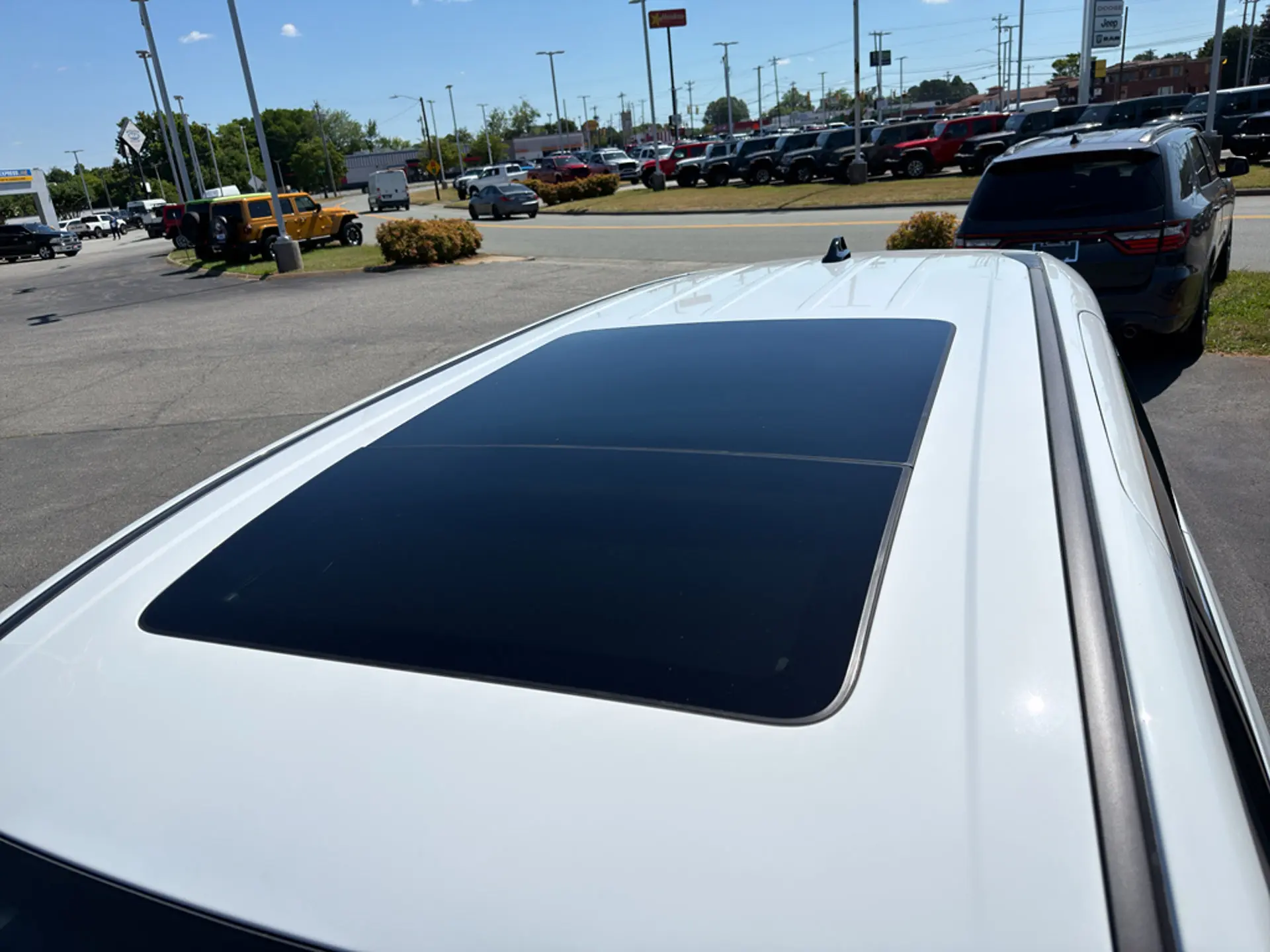 2027 Chrysler Pacifica Select photo 3