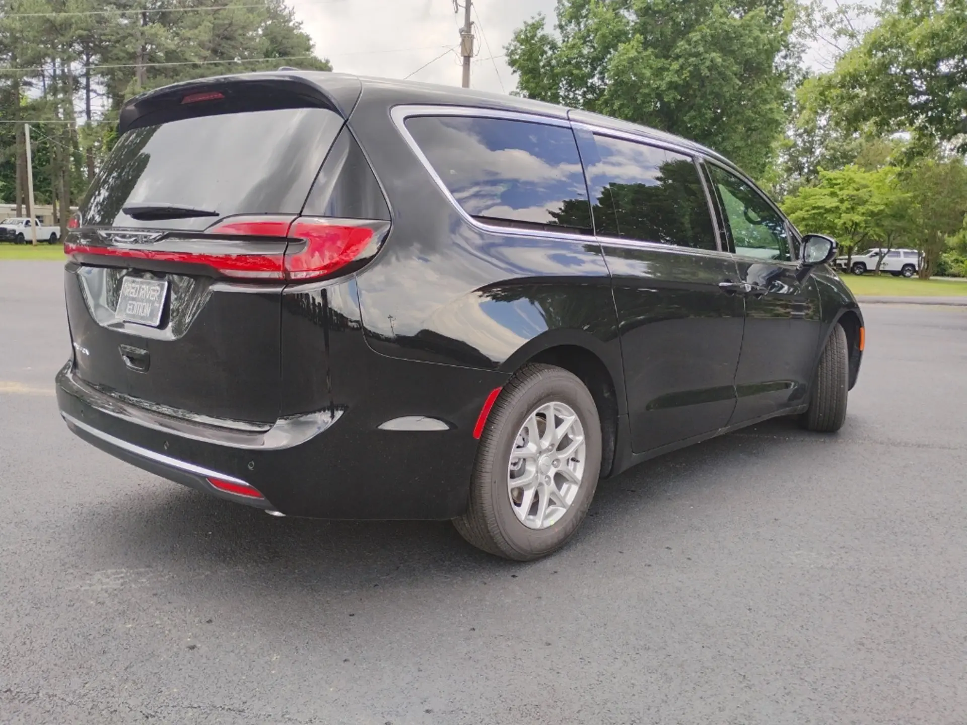 2027 Chrysler Pacifica Select photo 5