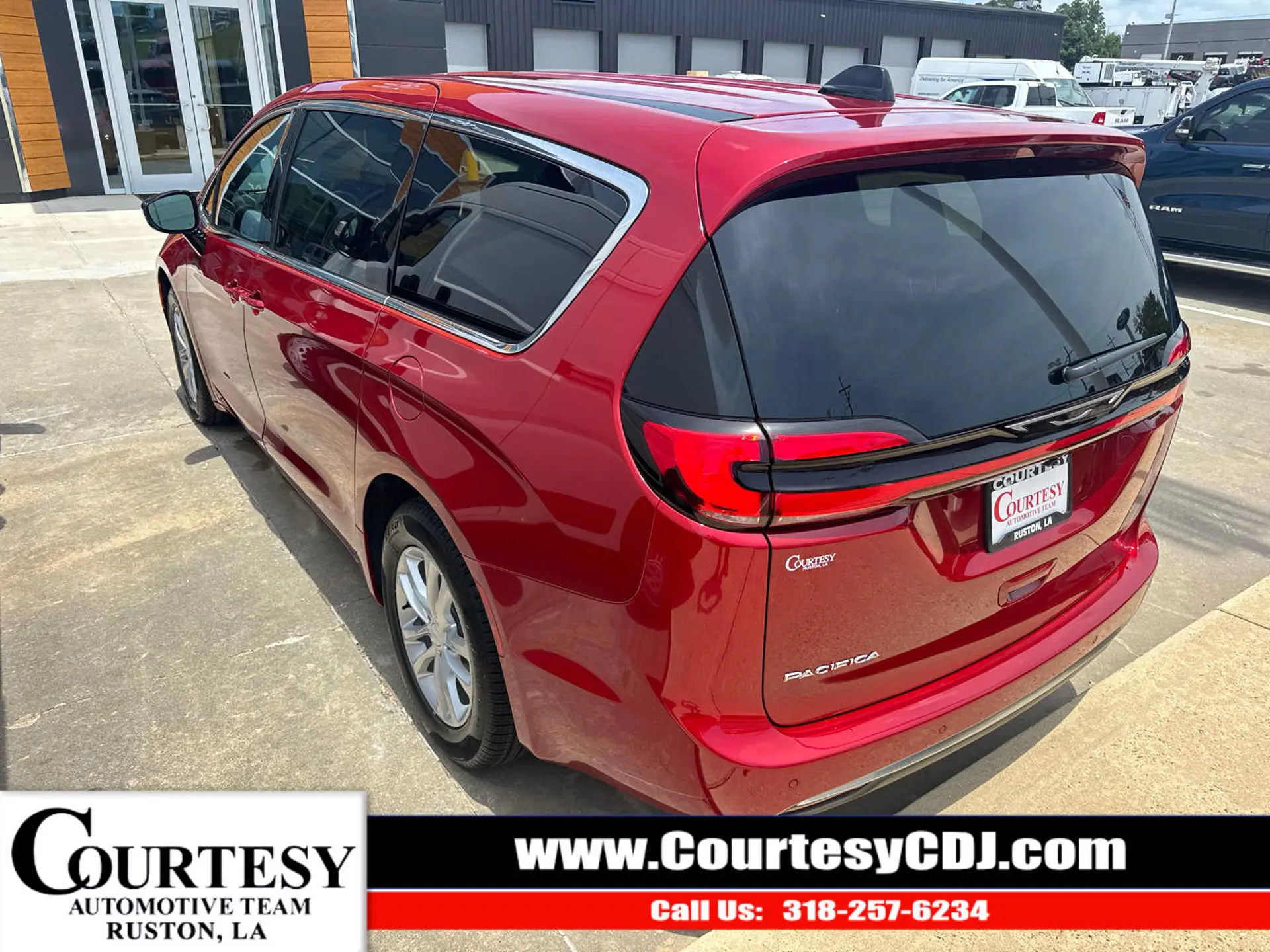 2027 Chrysler Pacifica Select photo 4