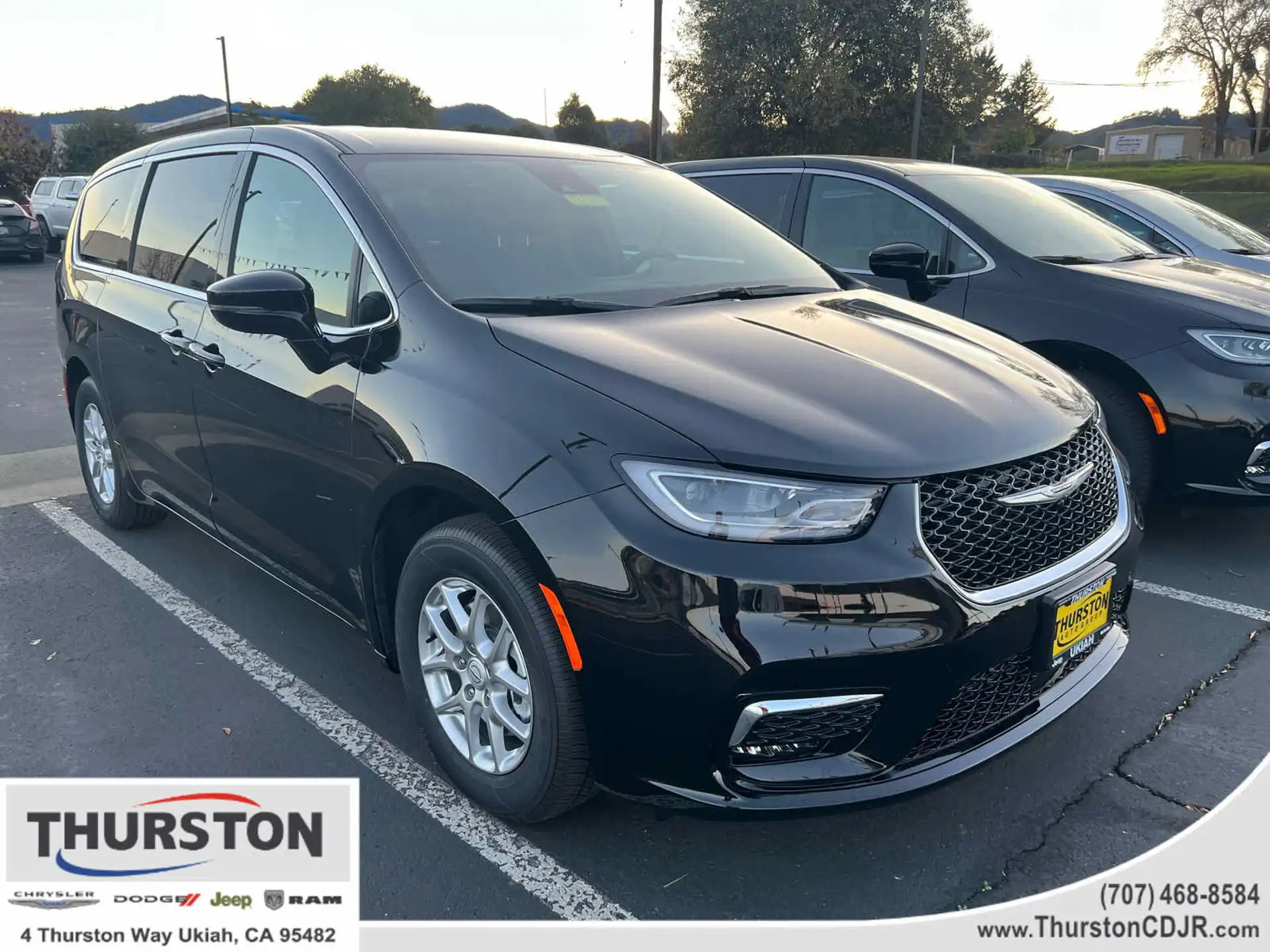 2026 Chrysler Pacifica Select's photo