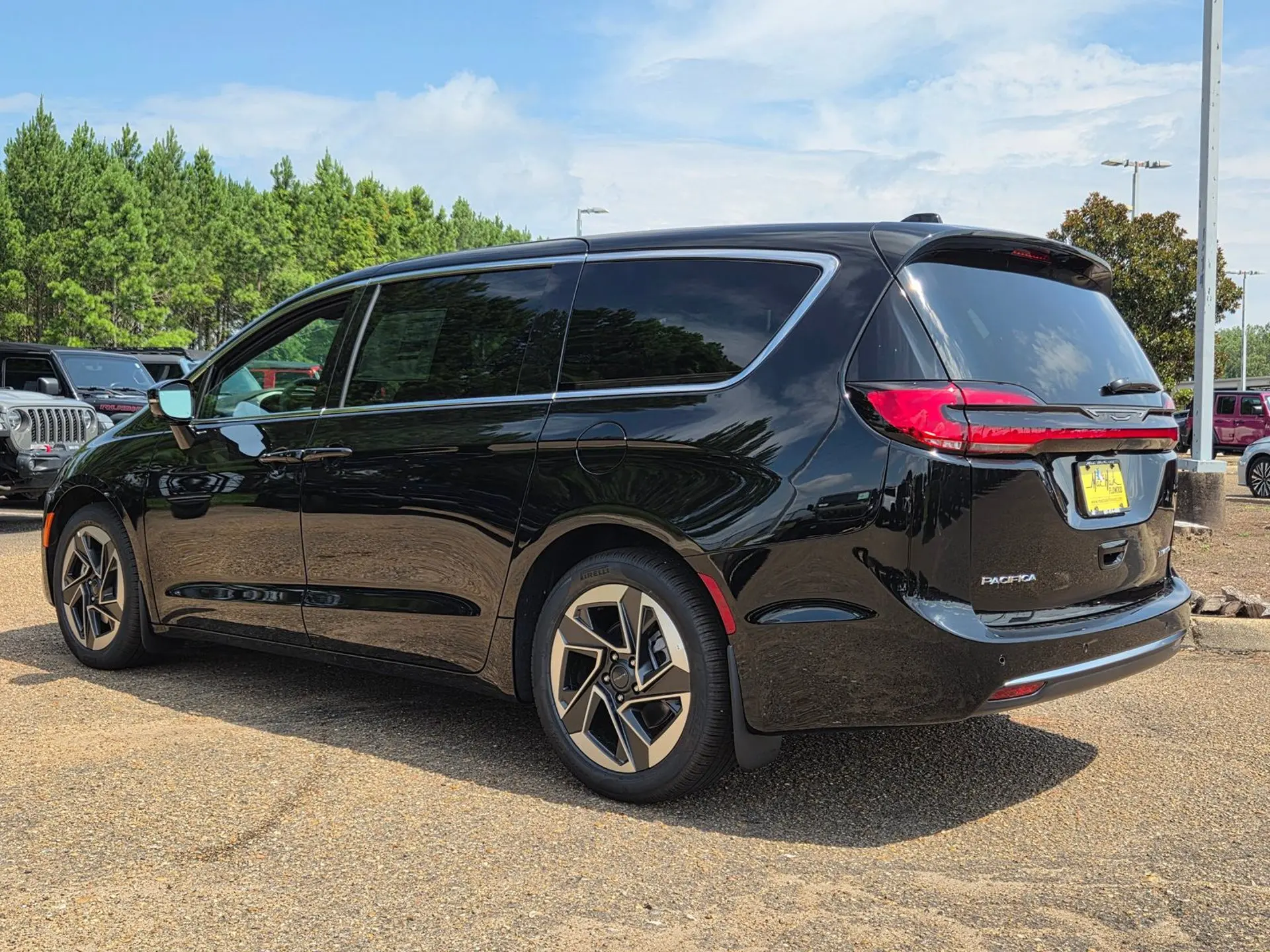 2027 Chrysler Pacifica Limited photo 4