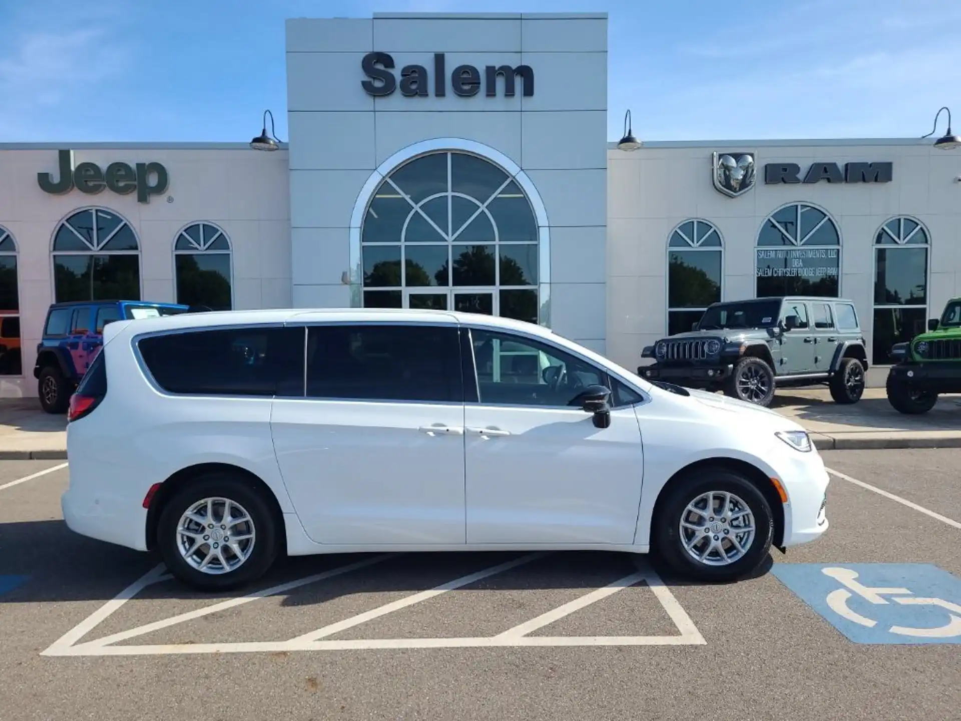 2025 Chrysler Pacifica Select's photo