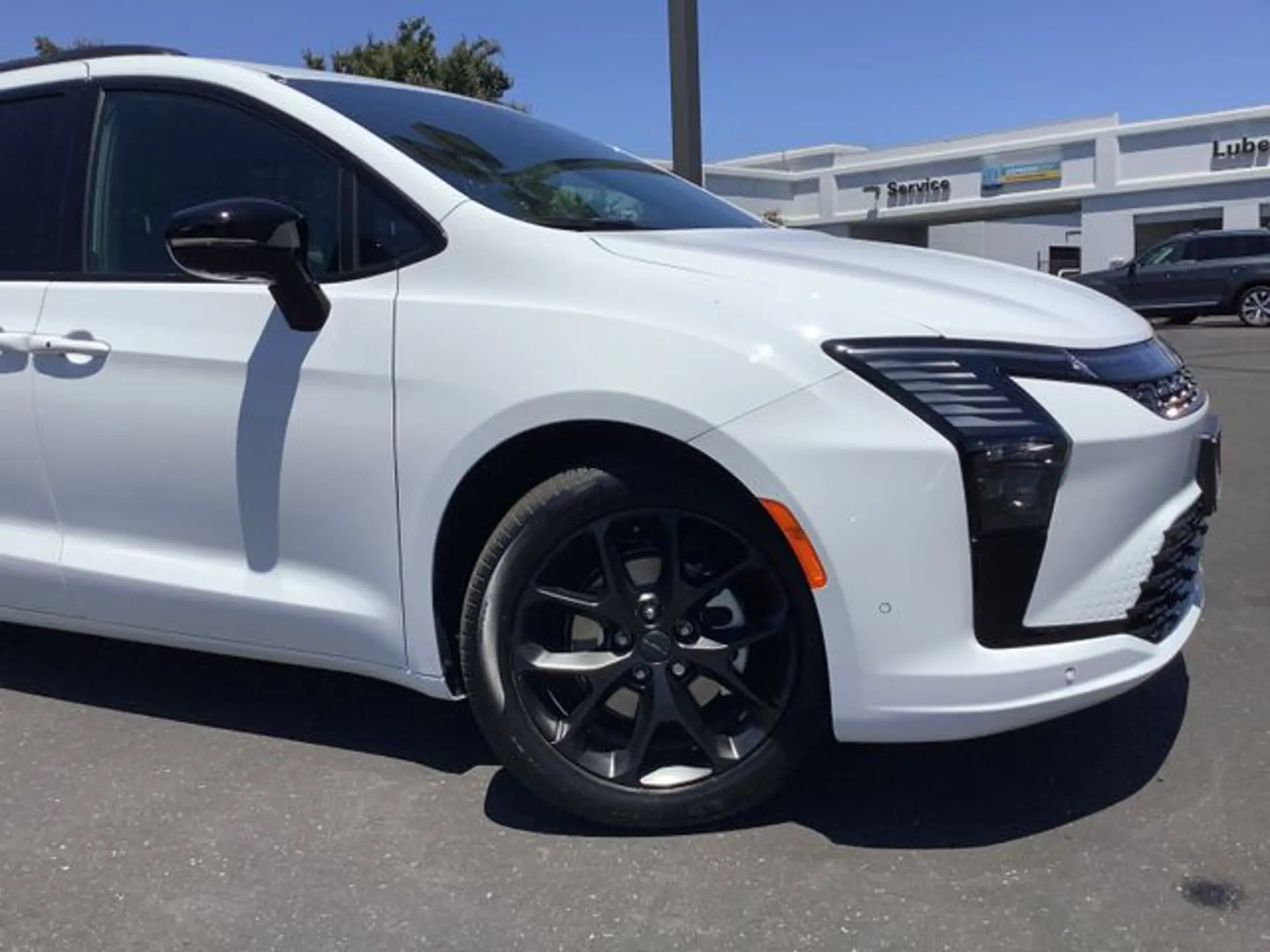 2027 Chrysler Pacifica Limited photo 3