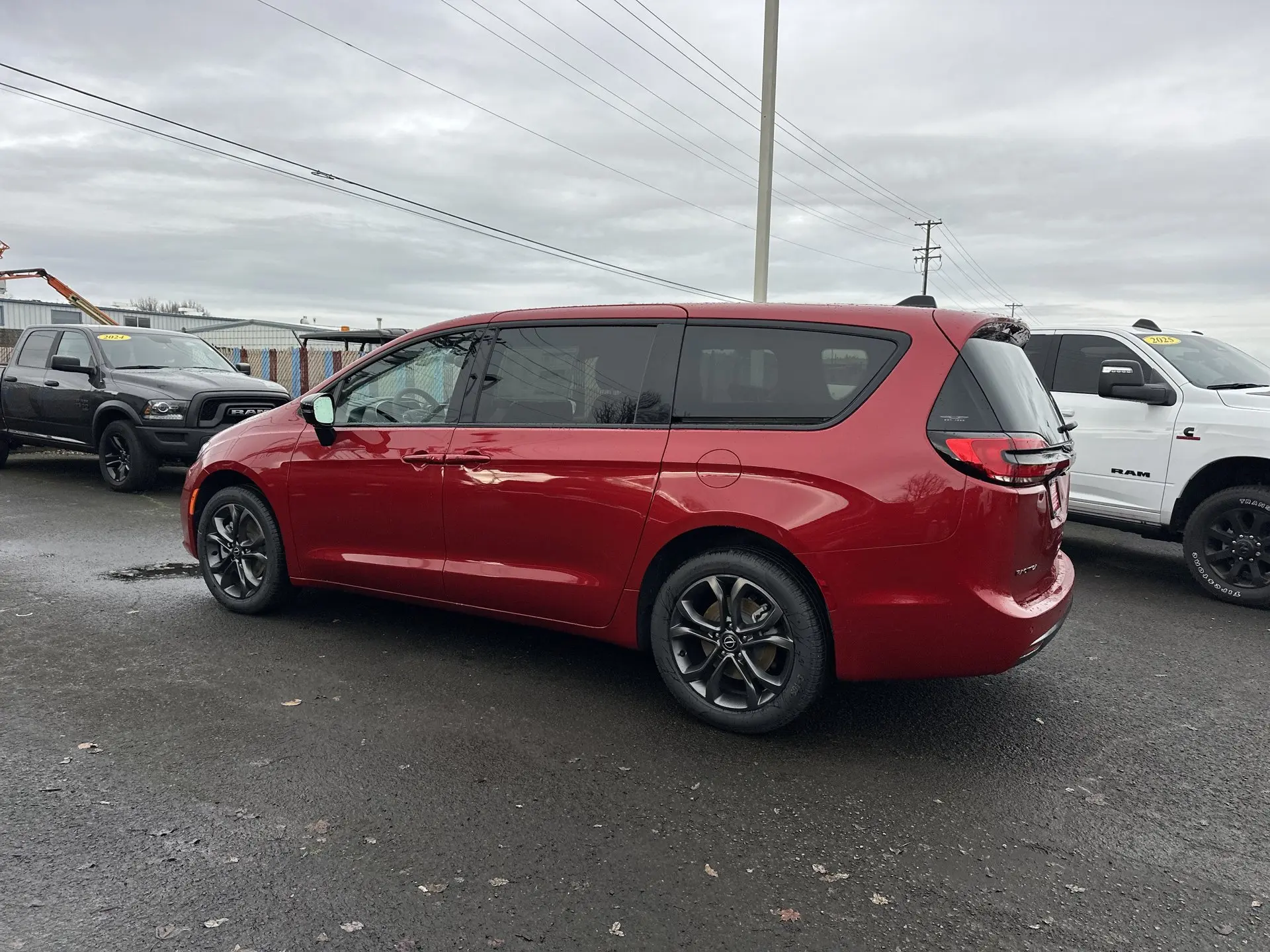 2026 Chrysler Pacifica Select AWD photo 3