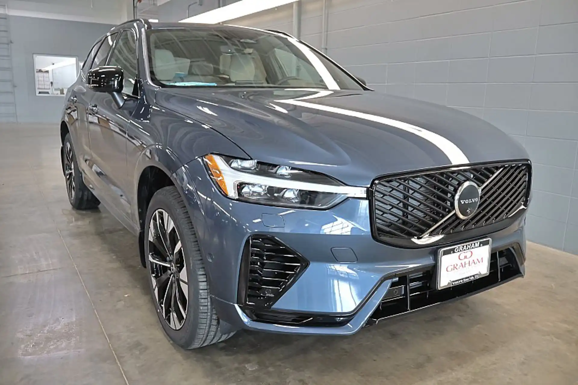 2026 Volvo XC60 T8 Plus Dark AWD's photo