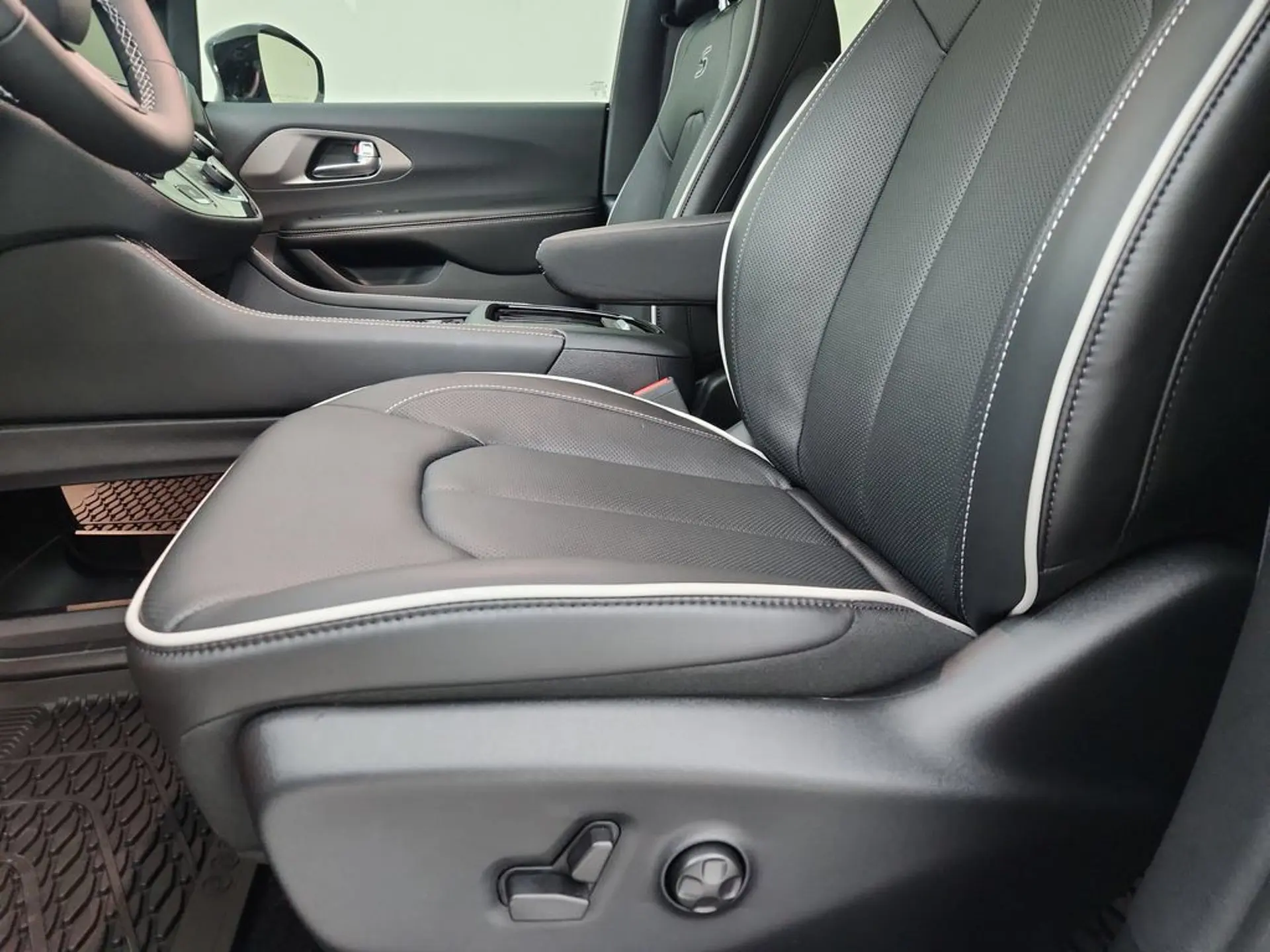 2027 Chrysler Pacifica Limited AWD photo 3