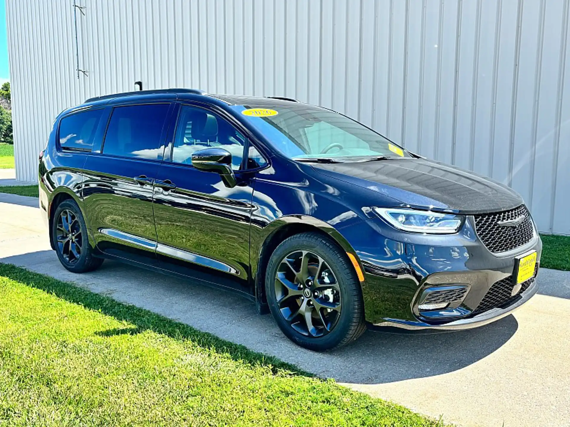 2026 Chrysler Pacifica Limited's photo