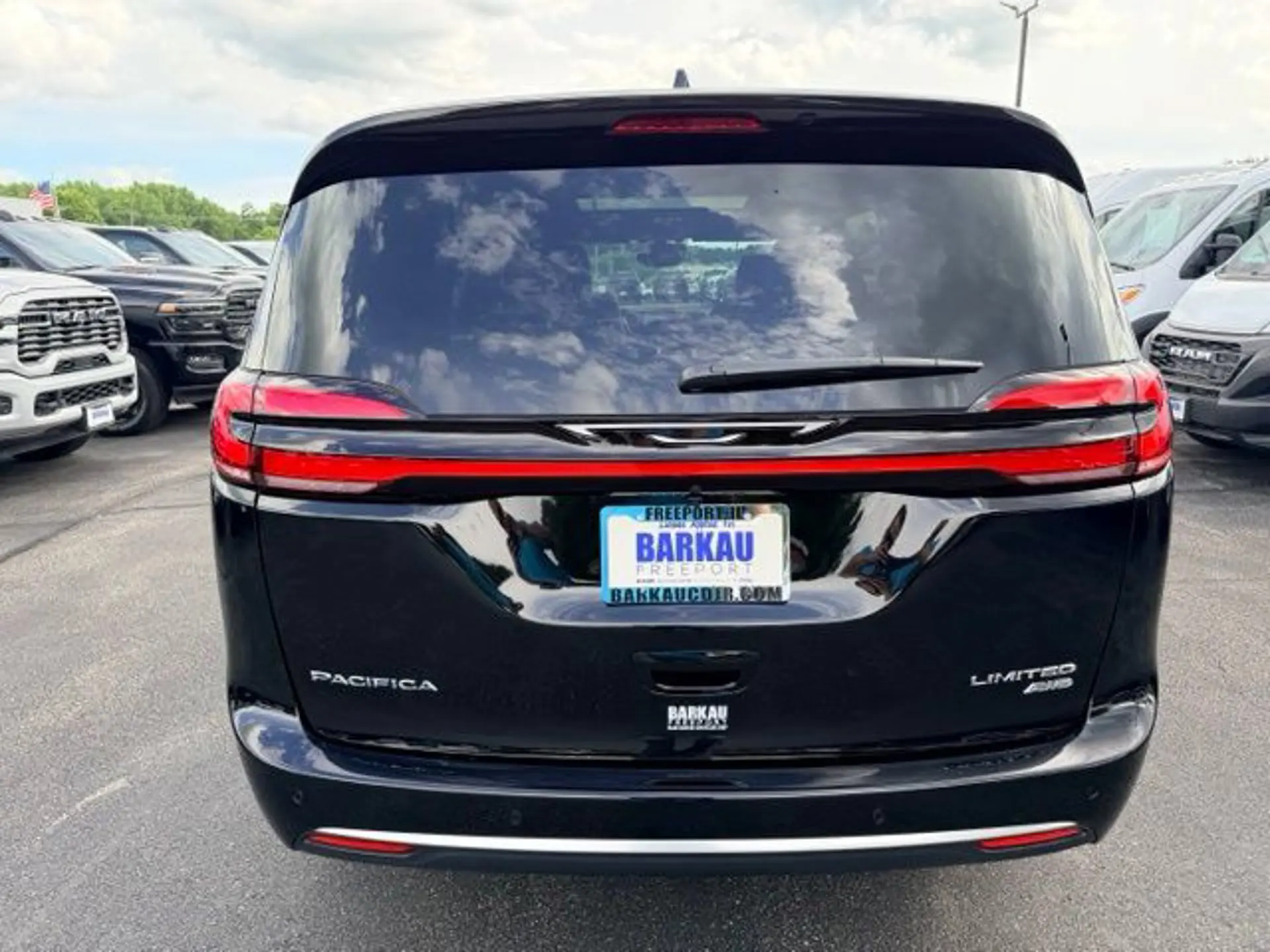 2027 Chrysler Pacifica Limited AWD photo 4