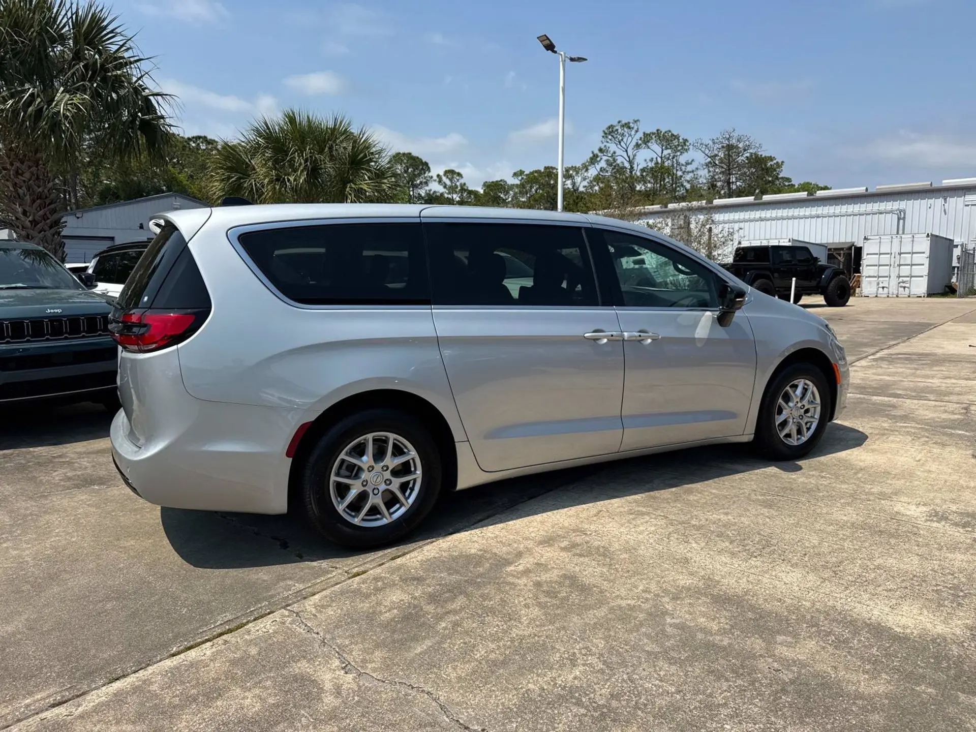2026 Chrysler Pacifica Select photo 3