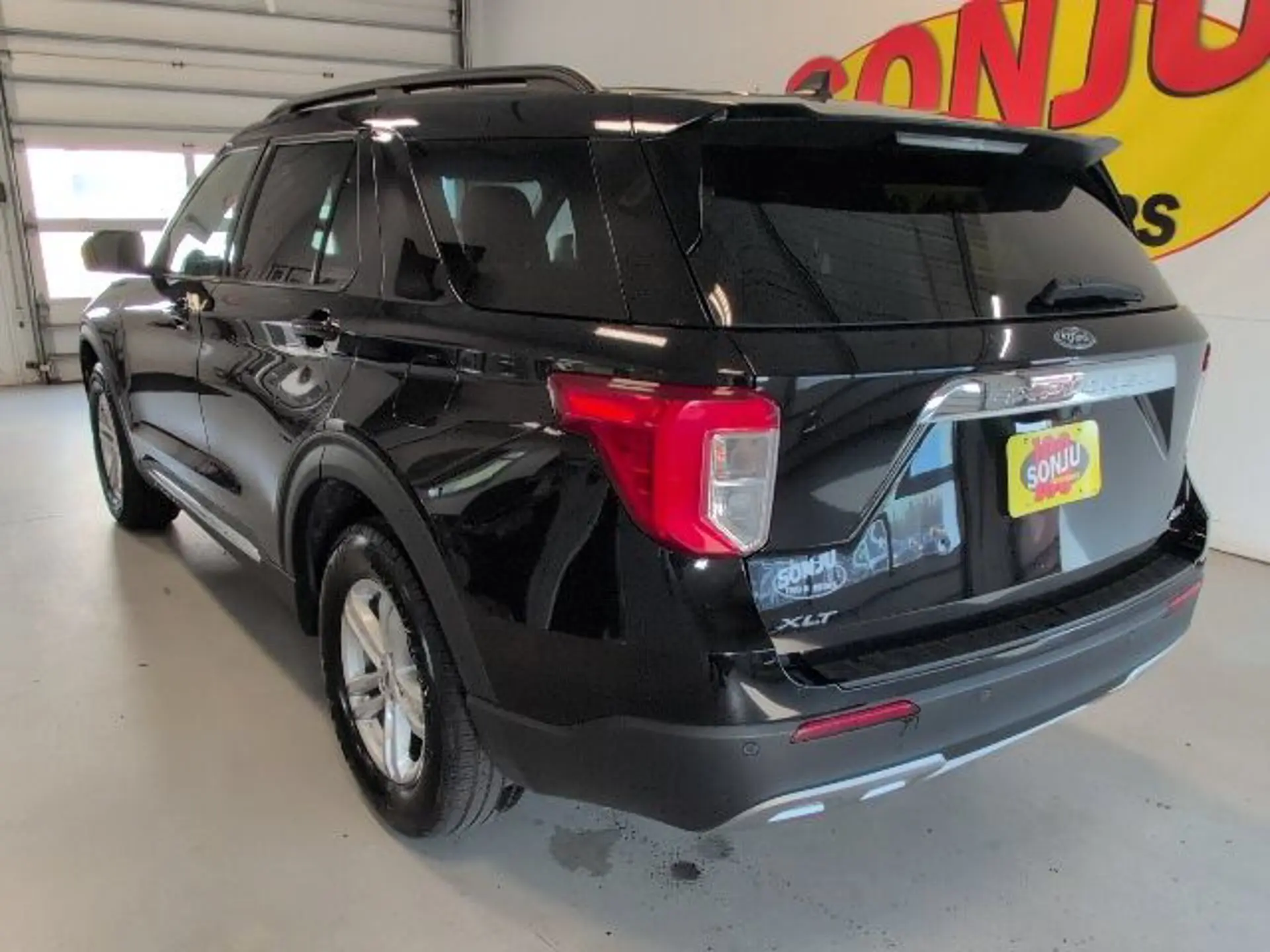 2023 Ford Explorer XLT 4WD photo 3