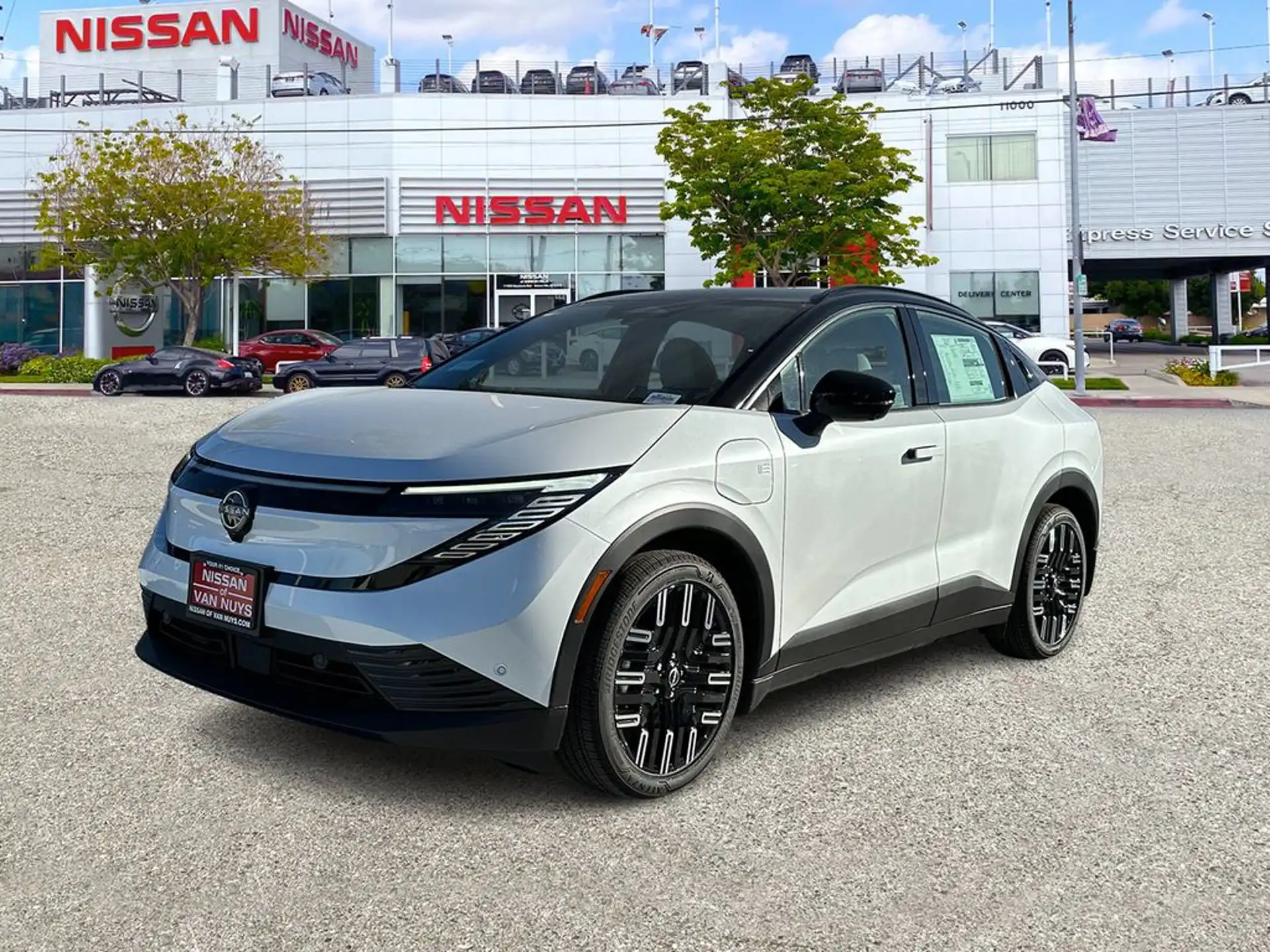 2026 Nissan Leaf Platinum+'s photo