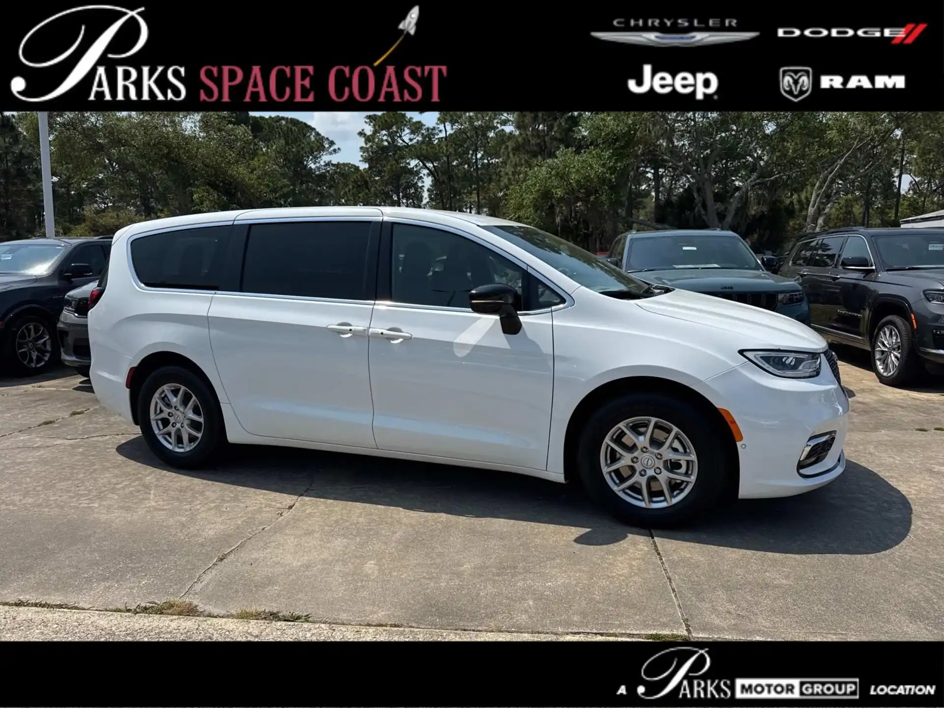 2026 Chrysler Pacifica Select's photo