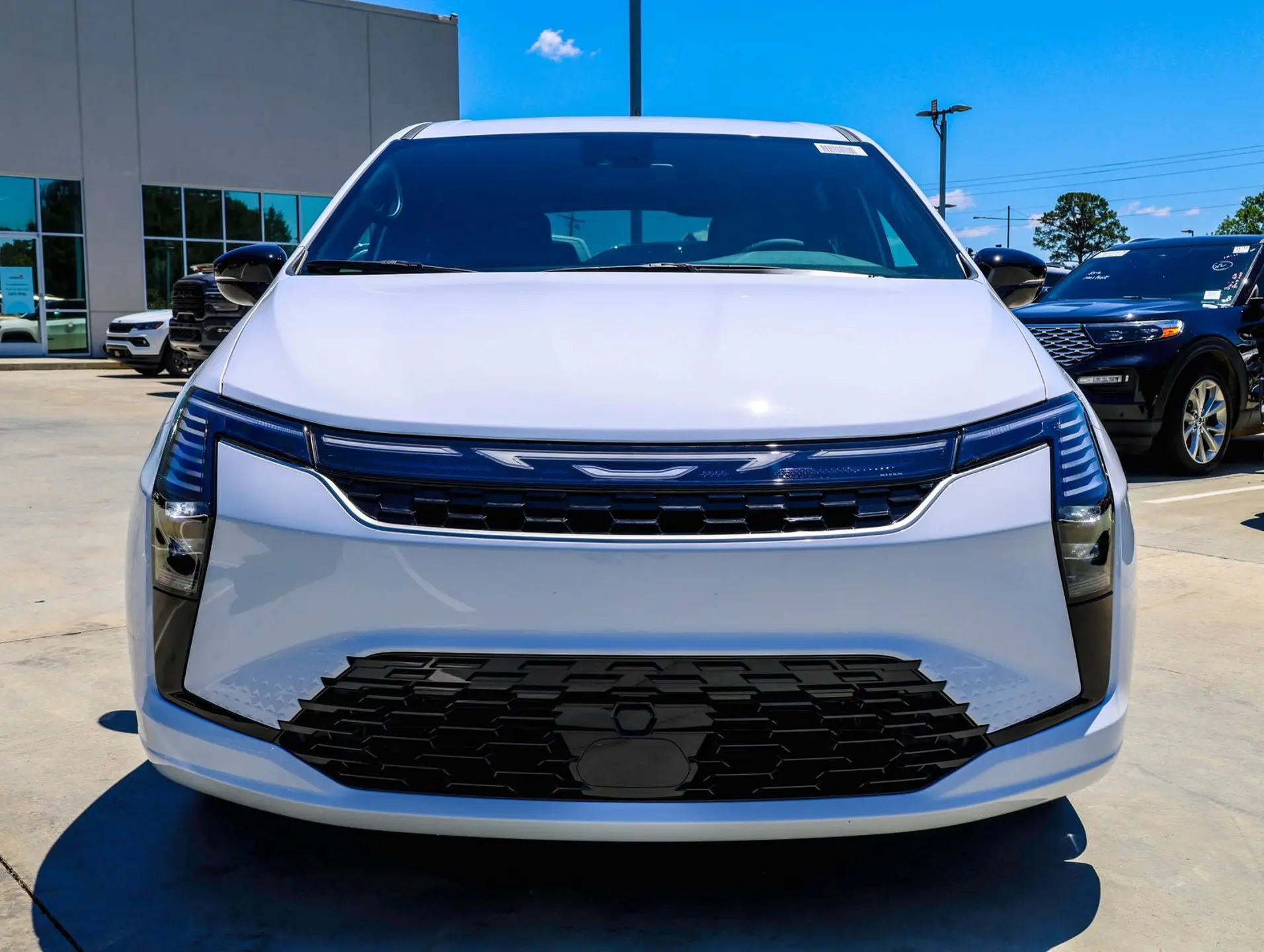 2027 Chrysler Pacifica Select photo 3