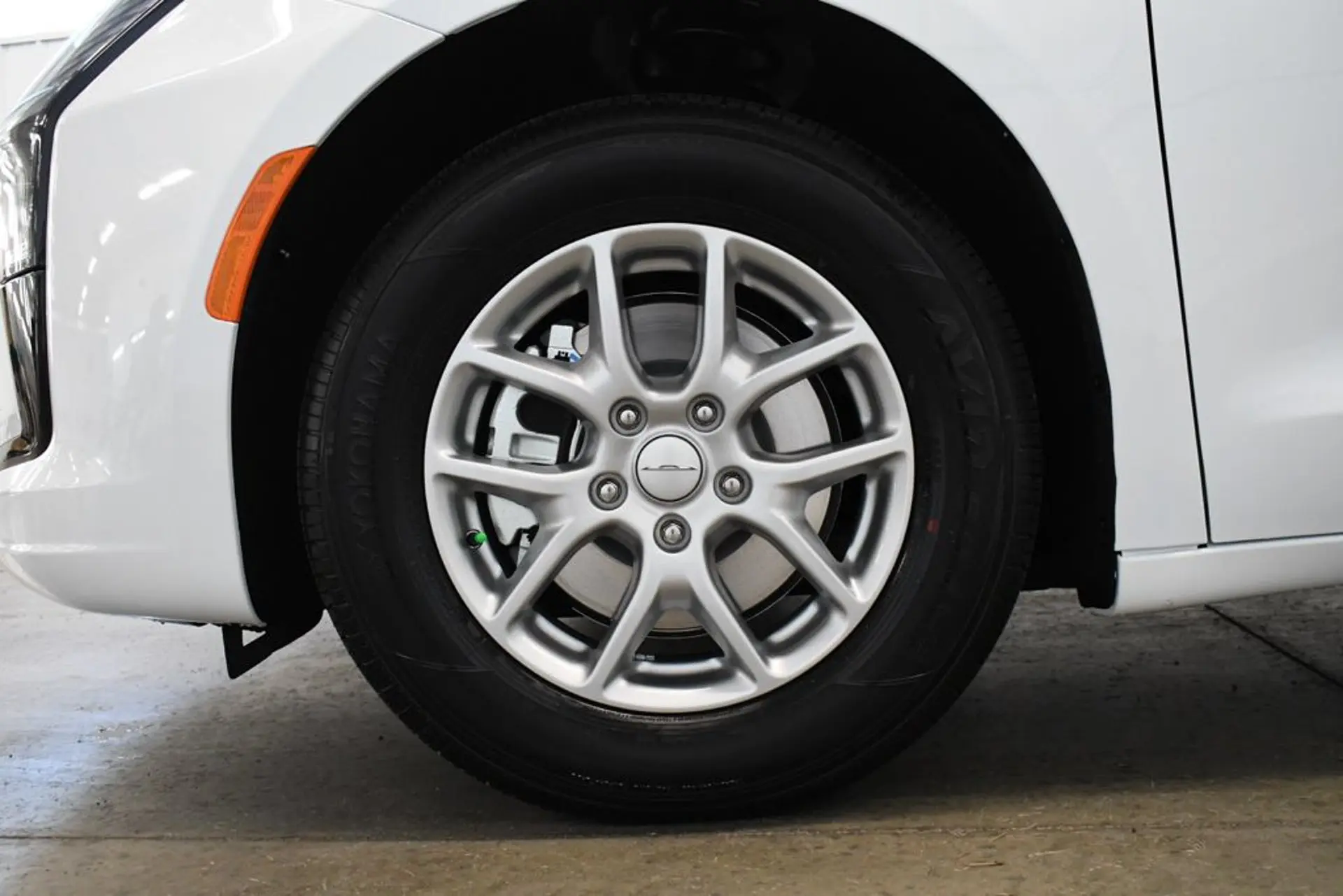 2027 Chrysler Pacifica Select photo 3