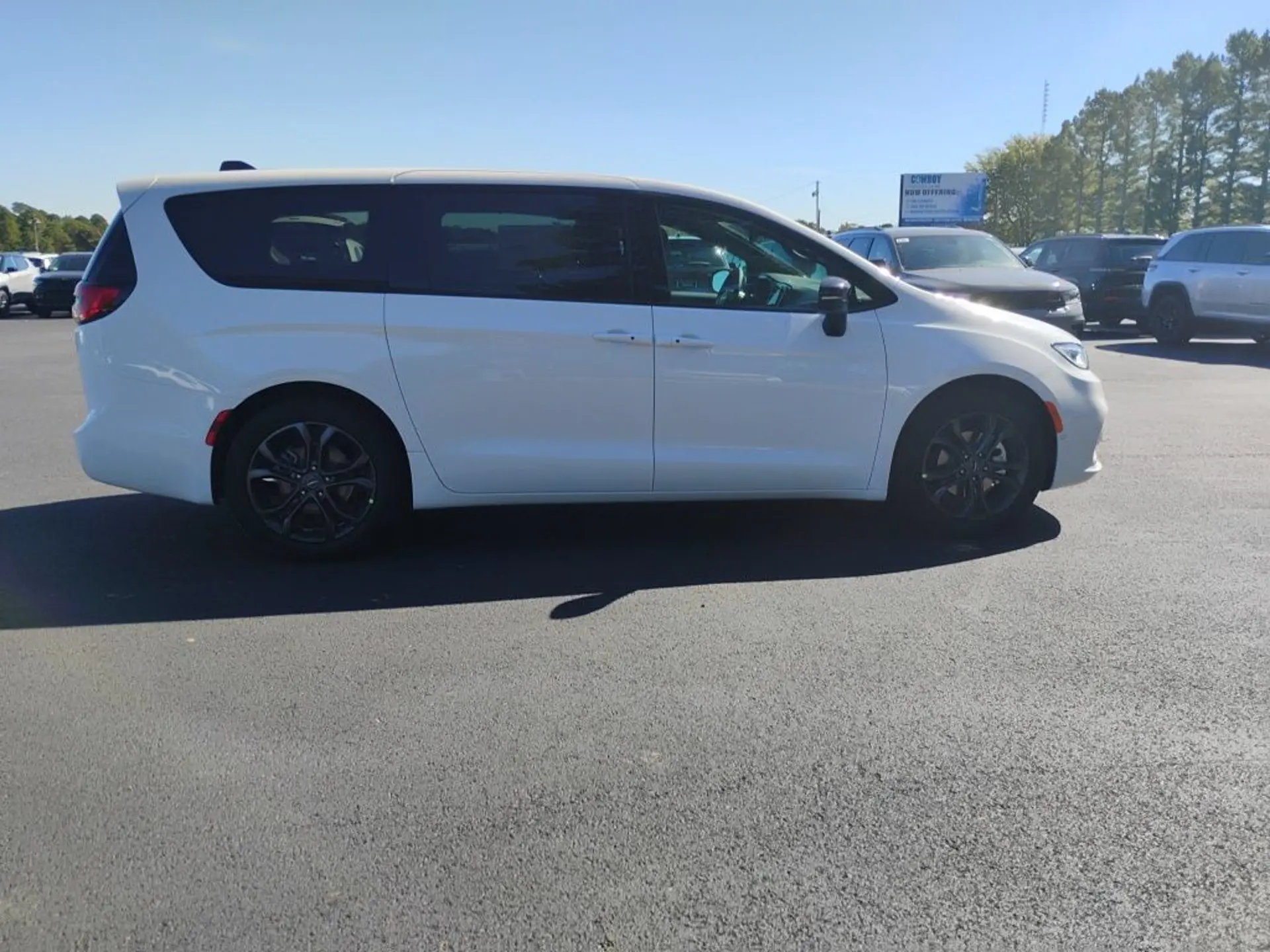 2026 Chrysler Pacifica Select photo 4