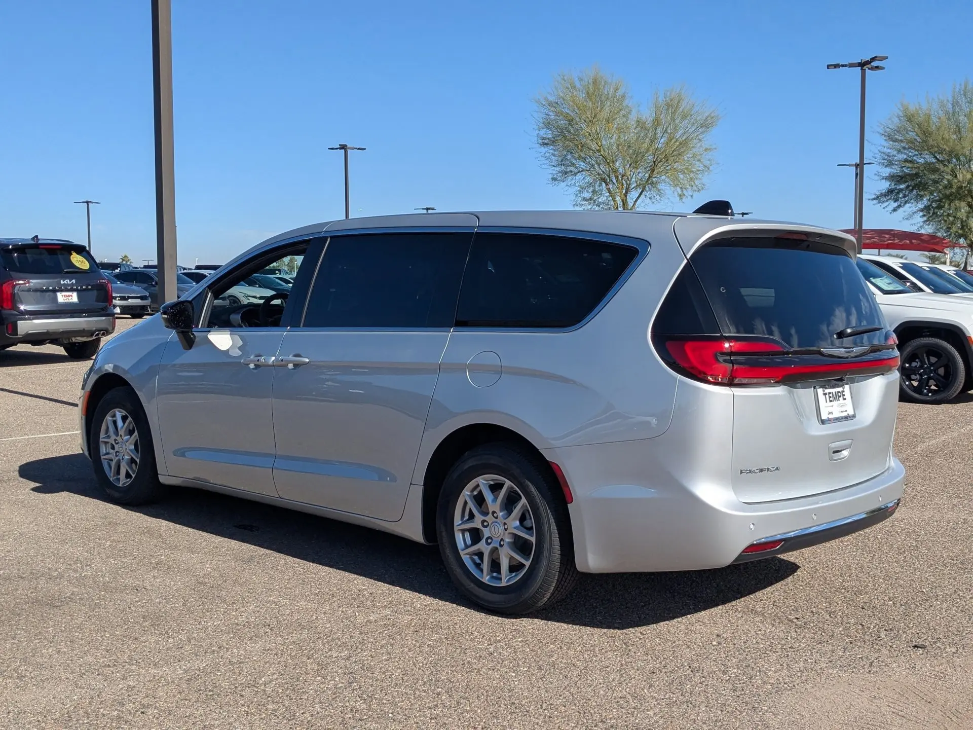 2026 Chrysler Pacifica Select photo 3