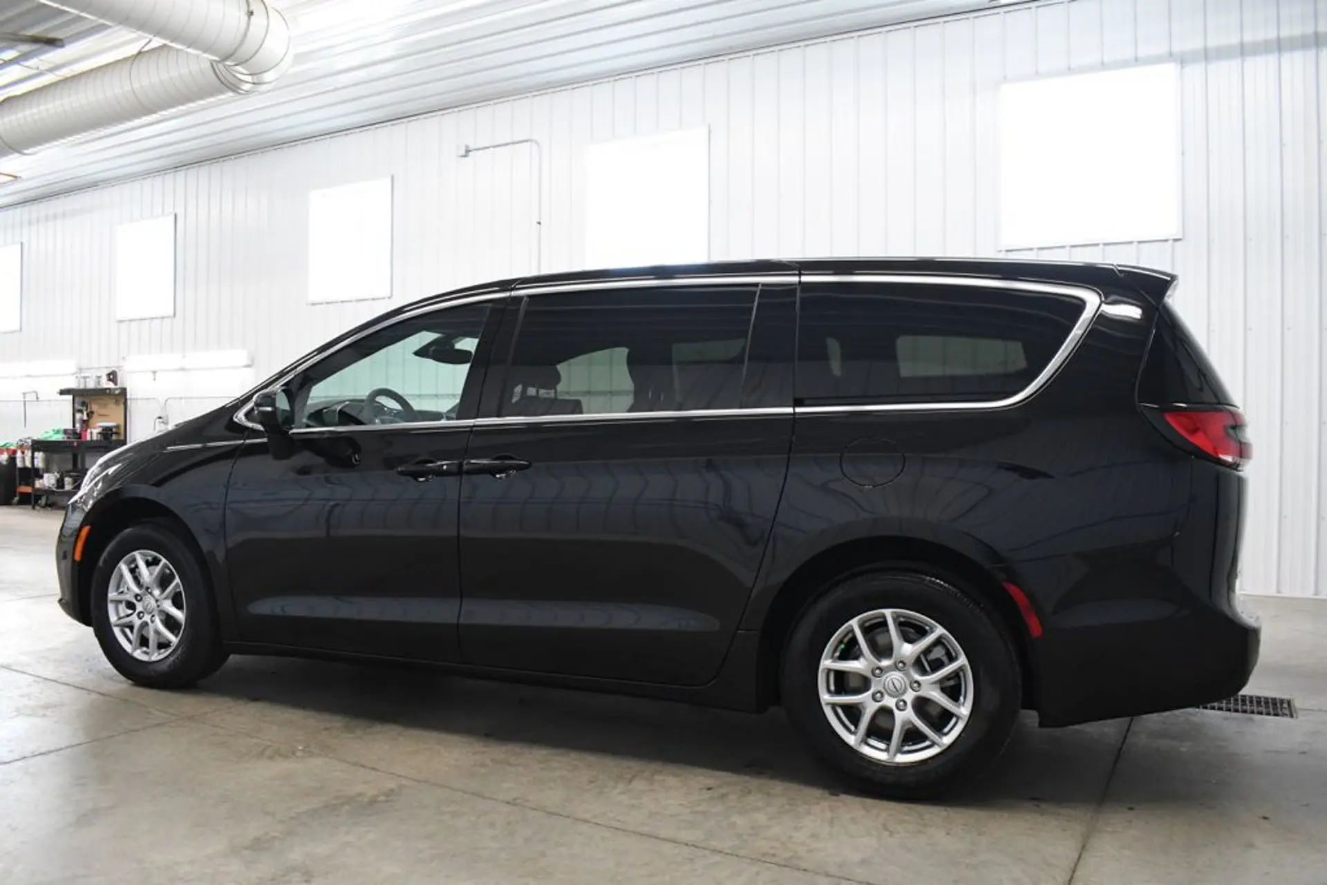 2026 Chrysler Pacifica Select photo 4