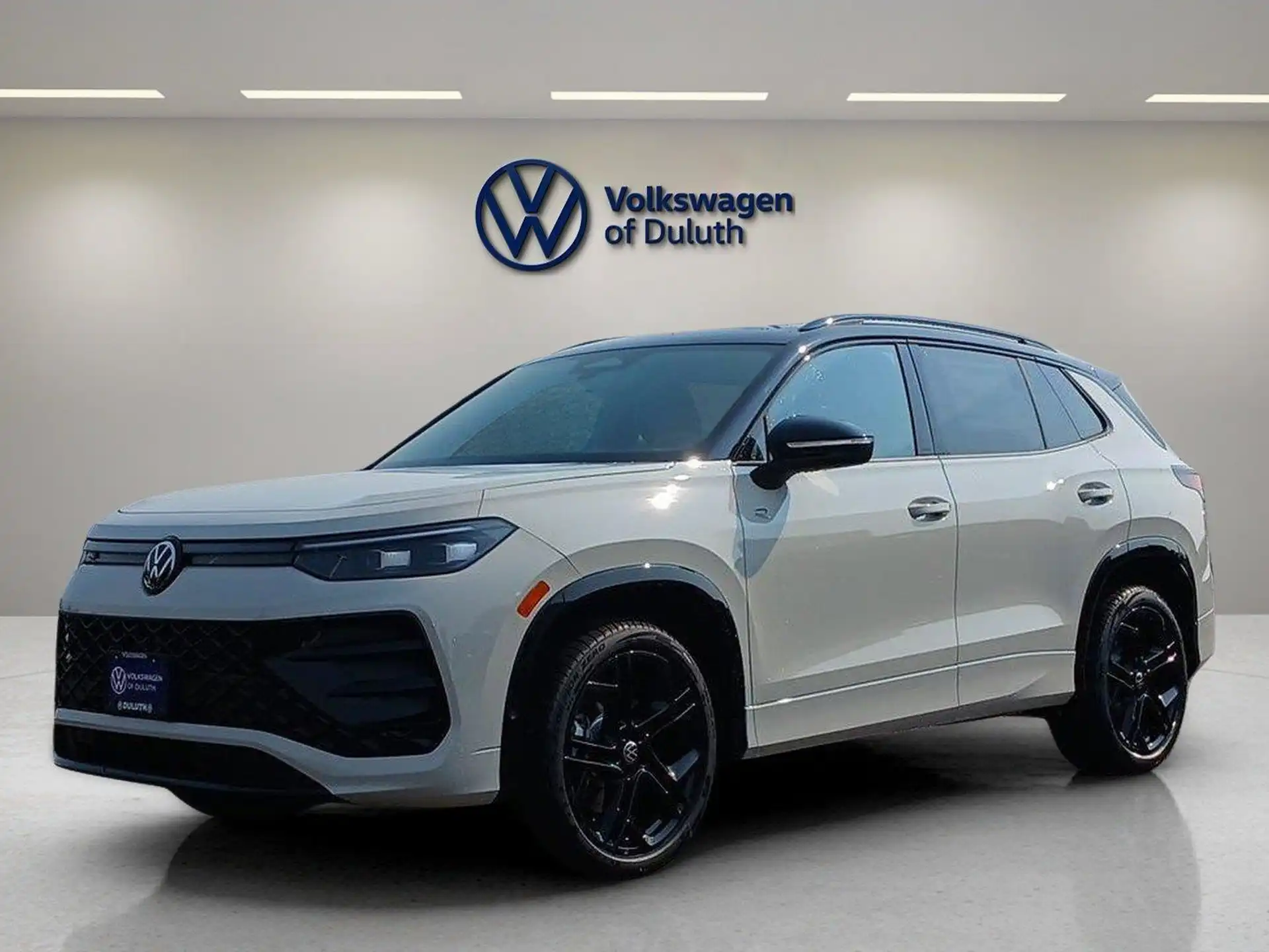 2026 Volkswagen Tiguan 2.0T SE R-Line Black 4Motion's photo