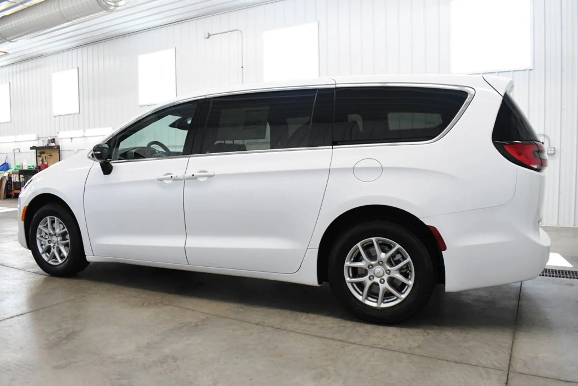 2027 Chrysler Pacifica Select photo 4