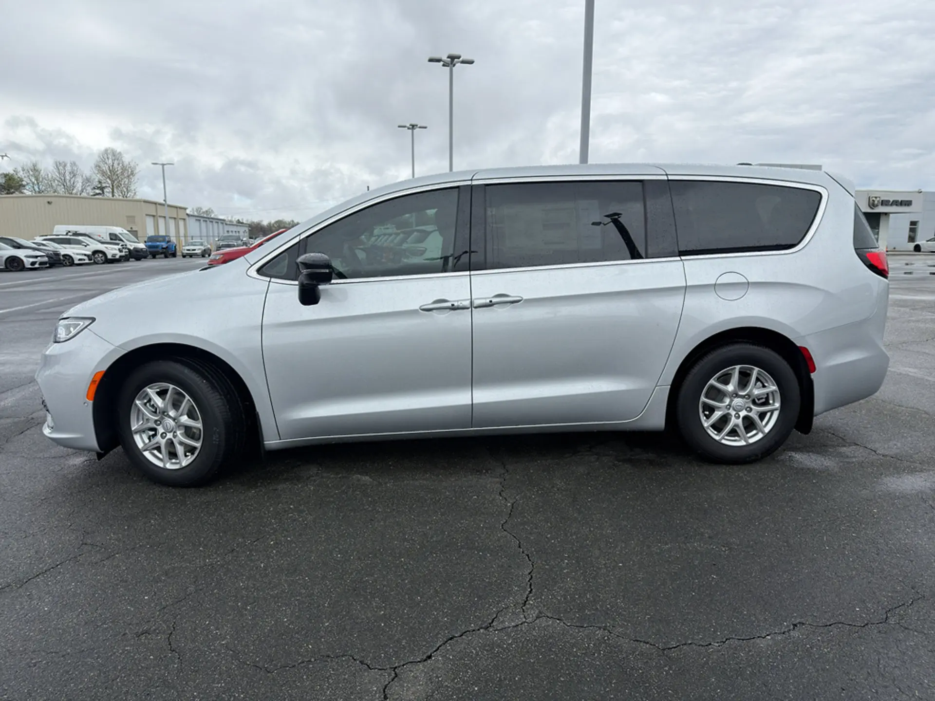 2026 Chrysler Pacifica Select photo 4