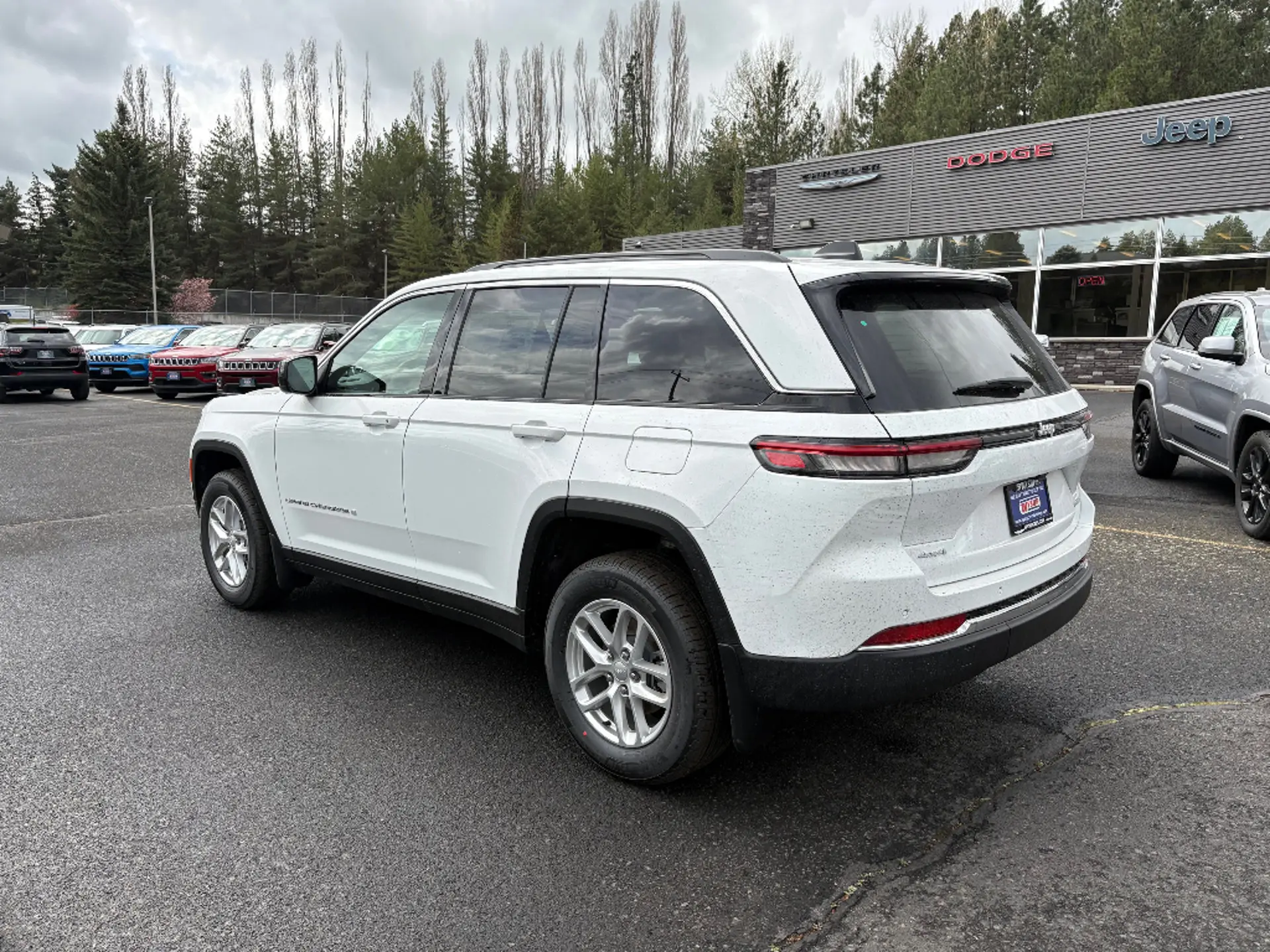 2026 Jeep Grand Cherokee Laredo X 4x4 photo 3