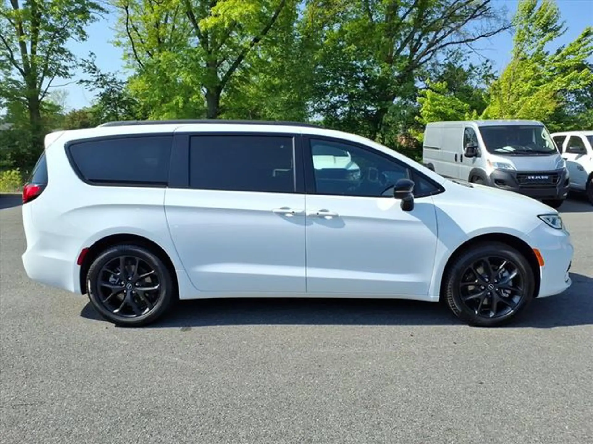 2026 Chrysler Pacifica Limited AWD photo 3