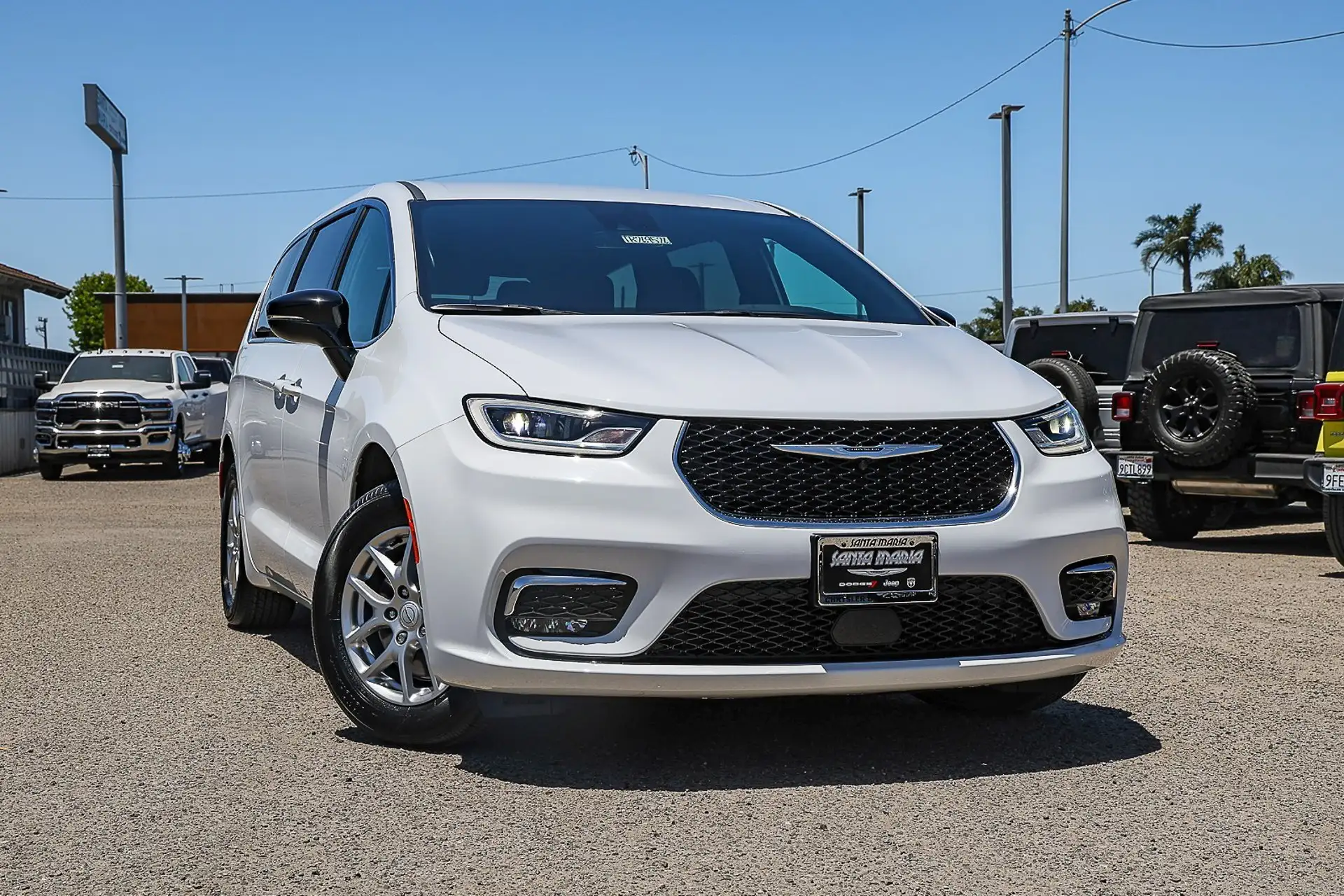 2026 Chrysler Pacifica Select's photo
