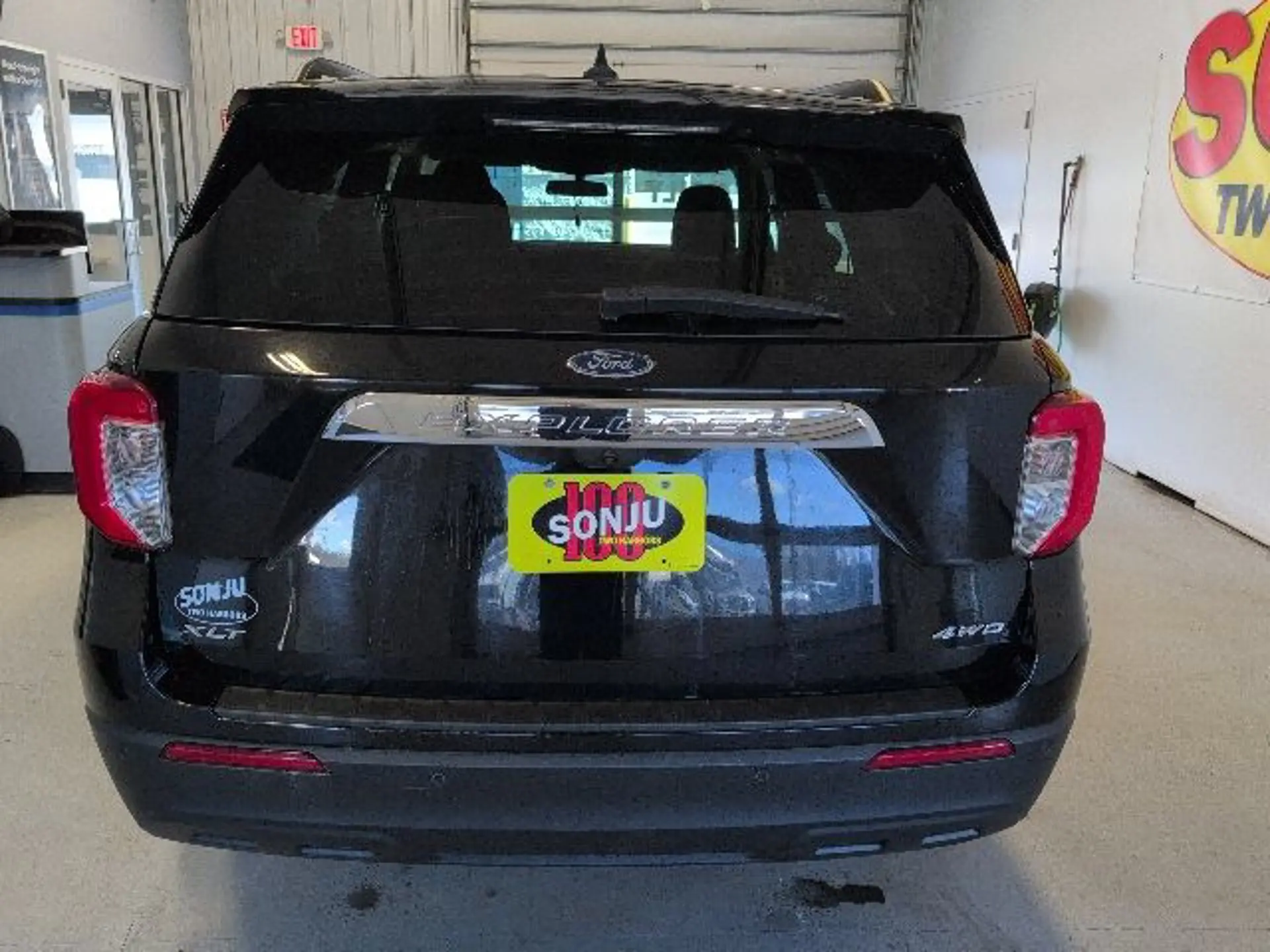 2023 Ford Explorer XLT 4WD photo 4