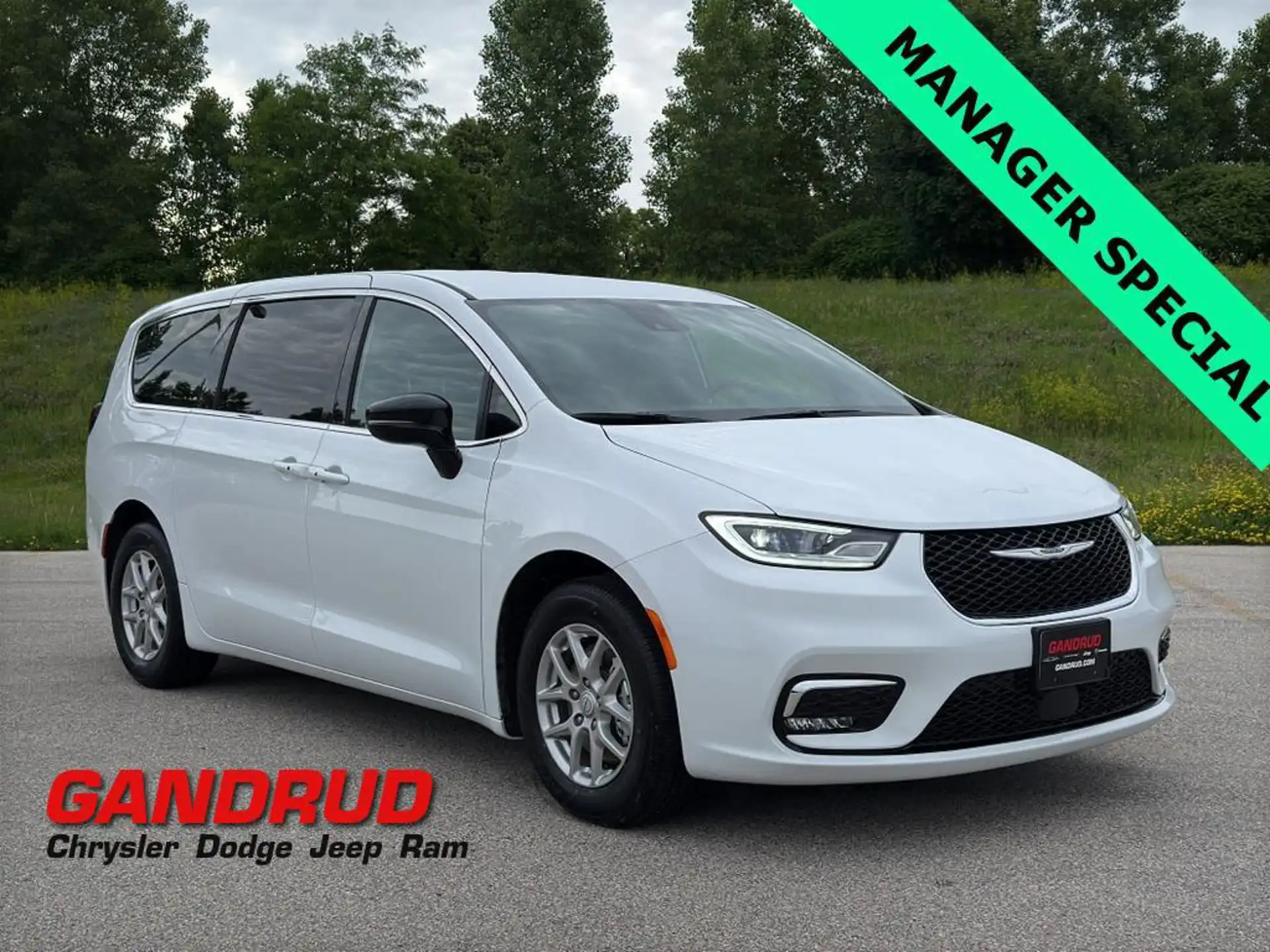 2026 Chrysler Pacifica Select's photo
