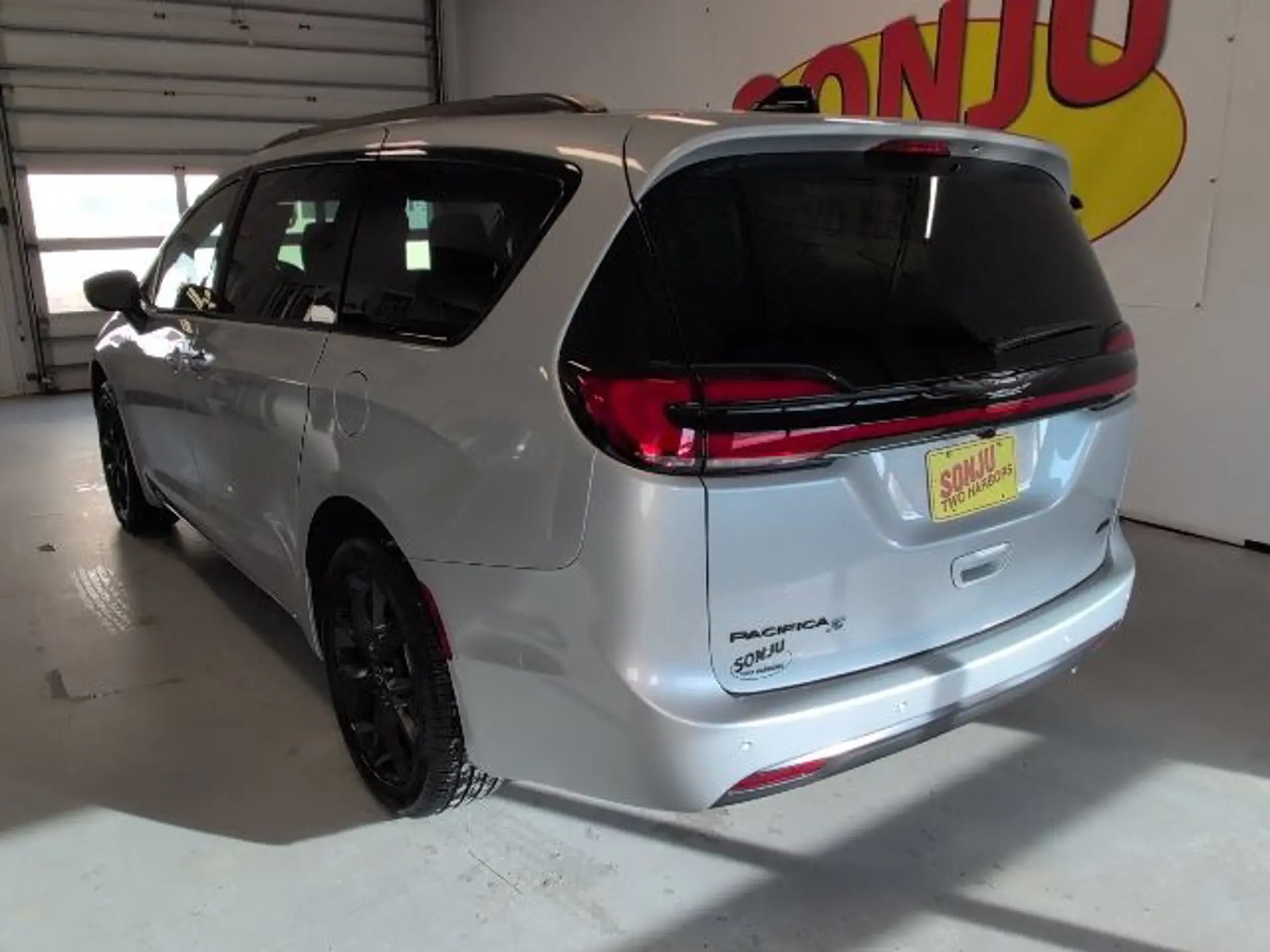 2026 Chrysler Pacifica Select AWD photo 3